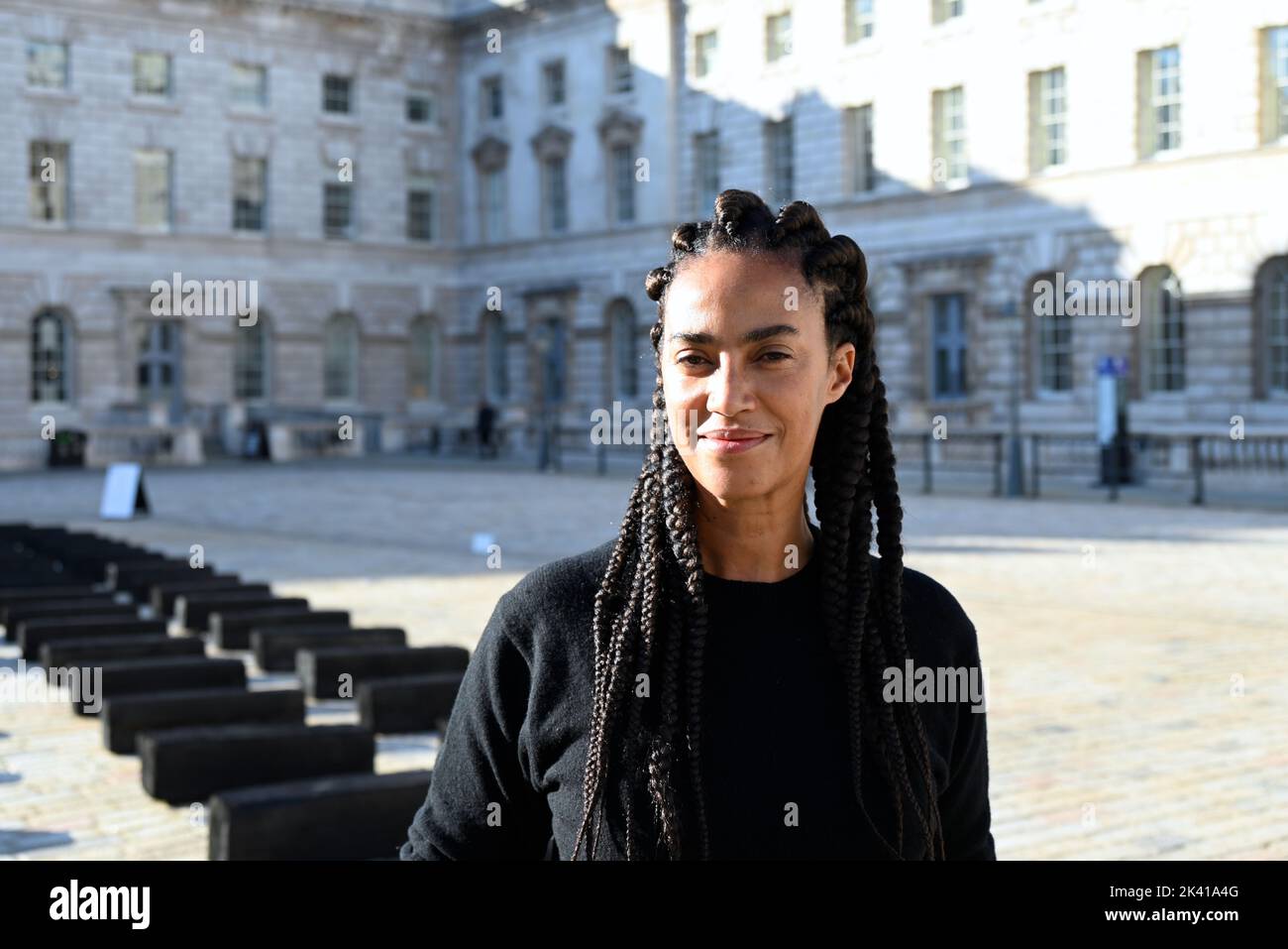 L'artiste interdisciplinaire Grada Kilomba apporte son installation acclamée par la critique O Barco/The Boat à Somerset House cet automne. Présentée au Royaume-Uni pour la première fois , la grande installation et la performance est spécialement présentée par Somerset House à l'occasion du 10th anniversaire de la Foire d'art contemporain africain de 1-54. Grada Kilomba est un artiste transdisciplinaire portugais basé à Berlin dont le travail tire sur la mémoire , traumatisme , genre et post-colonialisme ... Banque D'Images