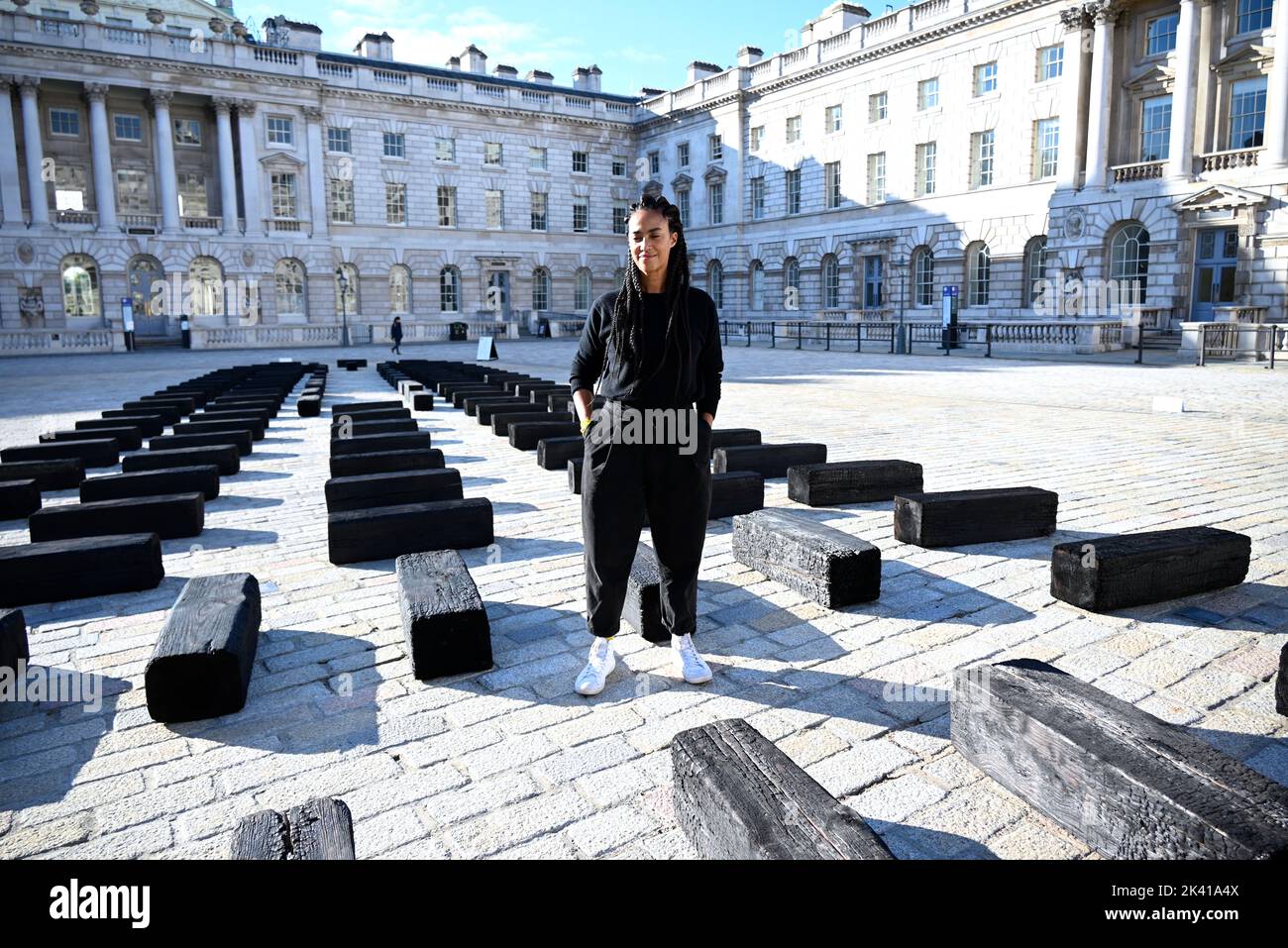 L'artiste interdisciplinaire Grada Kilomba apporte son installation acclamée par la critique O Barco/The Boat à Somerset House cet automne. Présentée au Royaume-Uni pour la première fois , la grande installation et la performance est spécialement présentée par Somerset House à l'occasion du 10th anniversaire de la Foire d'art contemporain africain de 1-54. Grada Kilomba est un artiste transdisciplinaire portugais basé à Berlin dont le travail tire sur la mémoire , traumatisme , genre et post-colonialisme ... Banque D'Images