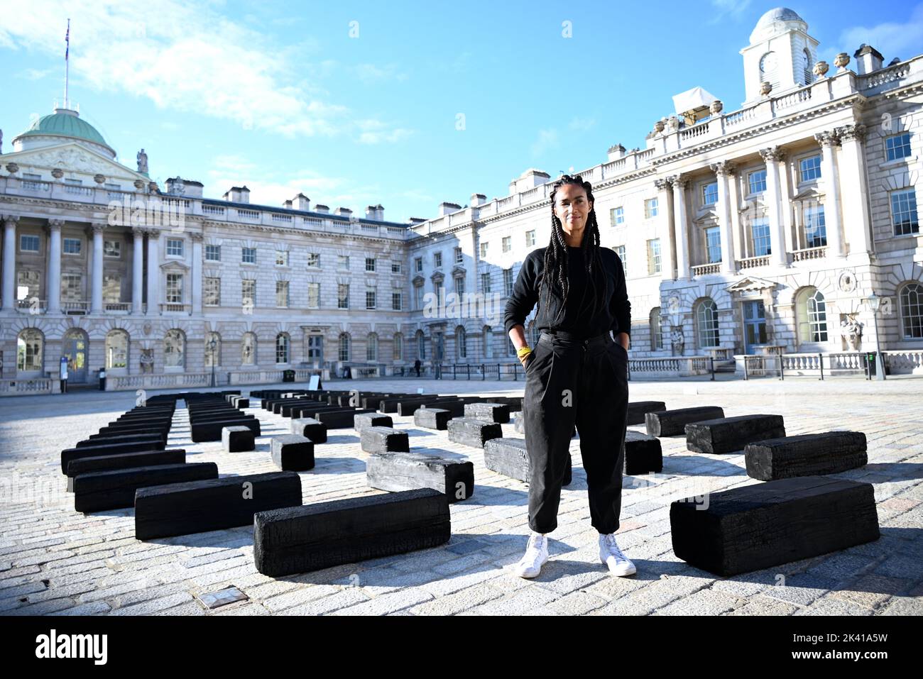 L'artiste interdisciplinaire Grada Kilomba apporte son installation acclamée par la critique O Barco/The Boat à Somerset House cet automne. Présentée au Royaume-Uni pour la première fois , la grande installation et la performance est spécialement présentée par Somerset House à l'occasion du 10th anniversaire de la Foire d'art contemporain africain de 1-54. Grada Kilomba est un artiste transdisciplinaire portugais basé à Berlin dont le travail tire sur la mémoire , traumatisme , genre et post-colonialisme ... Banque D'Images