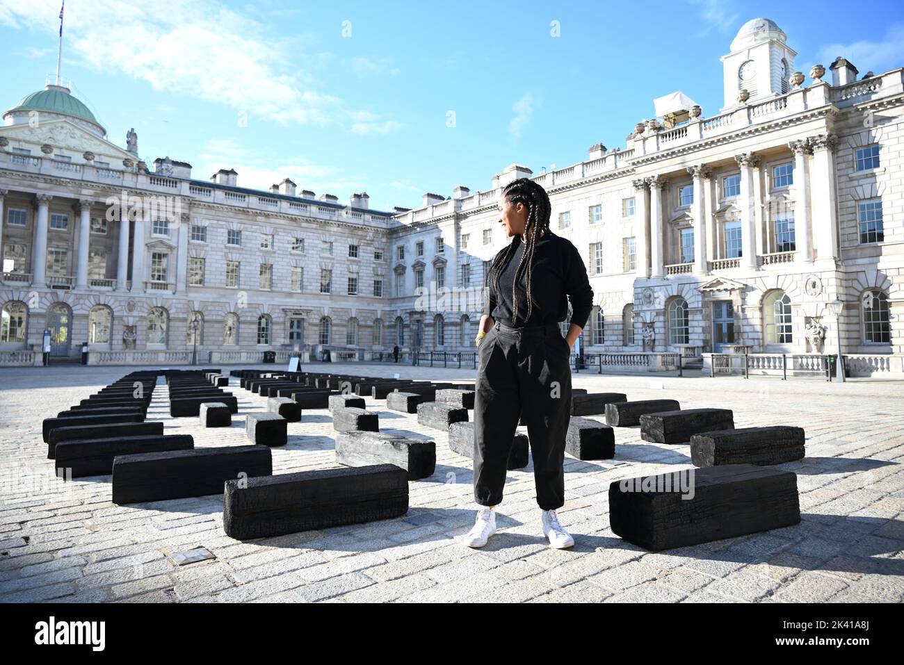 L'artiste interdisciplinaire Grada Kilomba apporte son installation acclamée par la critique O Barco/The Boat à Somerset House cet automne. Présentée au Royaume-Uni pour la première fois , la grande installation et la performance est spécialement présentée par Somerset House à l'occasion du 10th anniversaire de la Foire d'art contemporain africain de 1-54. Grada Kilomba est un artiste transdisciplinaire portugais basé à Berlin dont le travail tire sur la mémoire , traumatisme , genre et post-colonialisme ... Banque D'Images