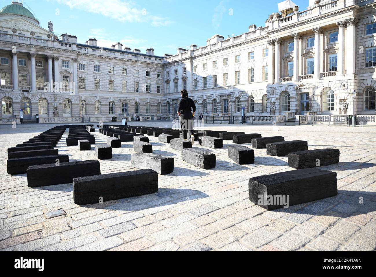L'artiste interdisciplinaire Grada Kilomba apporte son installation acclamée par la critique O Barco/The Boat à Somerset House cet automne. Présentée au Royaume-Uni pour la première fois , la grande installation et la performance est spécialement présentée par Somerset House à l'occasion du 10th anniversaire de la Foire d'art contemporain africain de 1-54. Grada Kilomba est un artiste transdisciplinaire portugais basé à Berlin dont le travail tire sur la mémoire , traumatisme , genre et post-colonialisme ... Banque D'Images