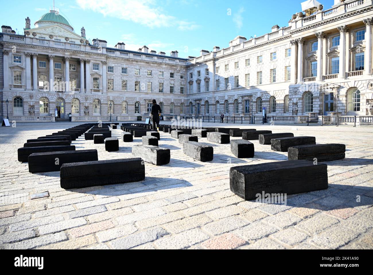 L'artiste interdisciplinaire Grada Kilomba apporte son installation acclamée par la critique O Barco/The Boat à Somerset House cet automne. Présentée au Royaume-Uni pour la première fois , la grande installation et la performance est spécialement présentée par Somerset House à l'occasion du 10th anniversaire de la Foire d'art contemporain africain de 1-54. Grada Kilomba est un artiste transdisciplinaire portugais basé à Berlin dont le travail tire sur la mémoire , traumatisme , genre et post-colonialisme ... Banque D'Images