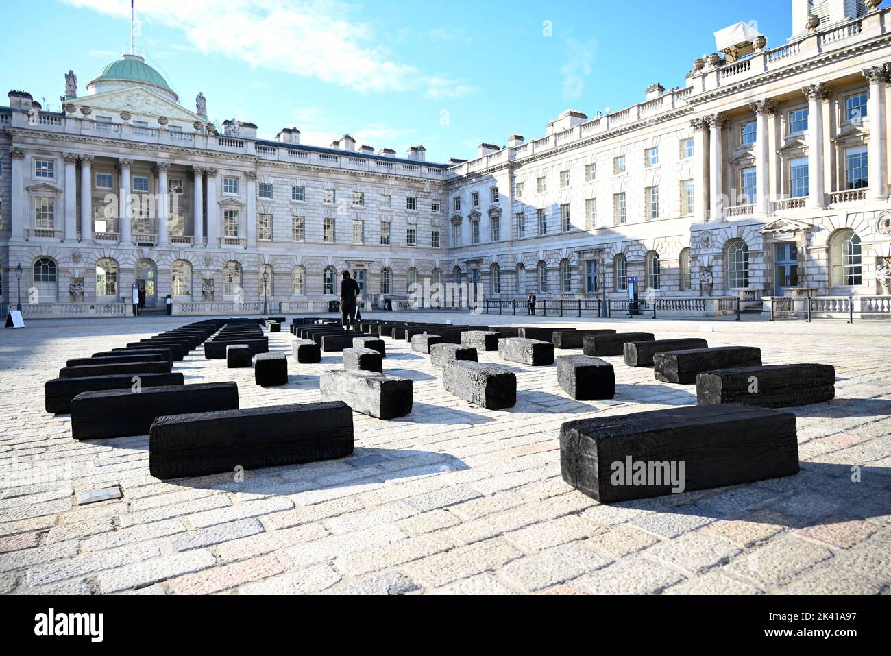 L'artiste interdisciplinaire Grada Kilomba apporte son installation acclamée par la critique O Barco/The Boat à Somerset House cet automne. Présentée au Royaume-Uni pour la première fois , la grande installation et la performance est spécialement présentée par Somerset House à l'occasion du 10th anniversaire de la Foire d'art contemporain africain de 1-54. Grada Kilomba est un artiste transdisciplinaire portugais basé à Berlin dont le travail tire sur la mémoire , traumatisme , genre et post-colonialisme ... Banque D'Images