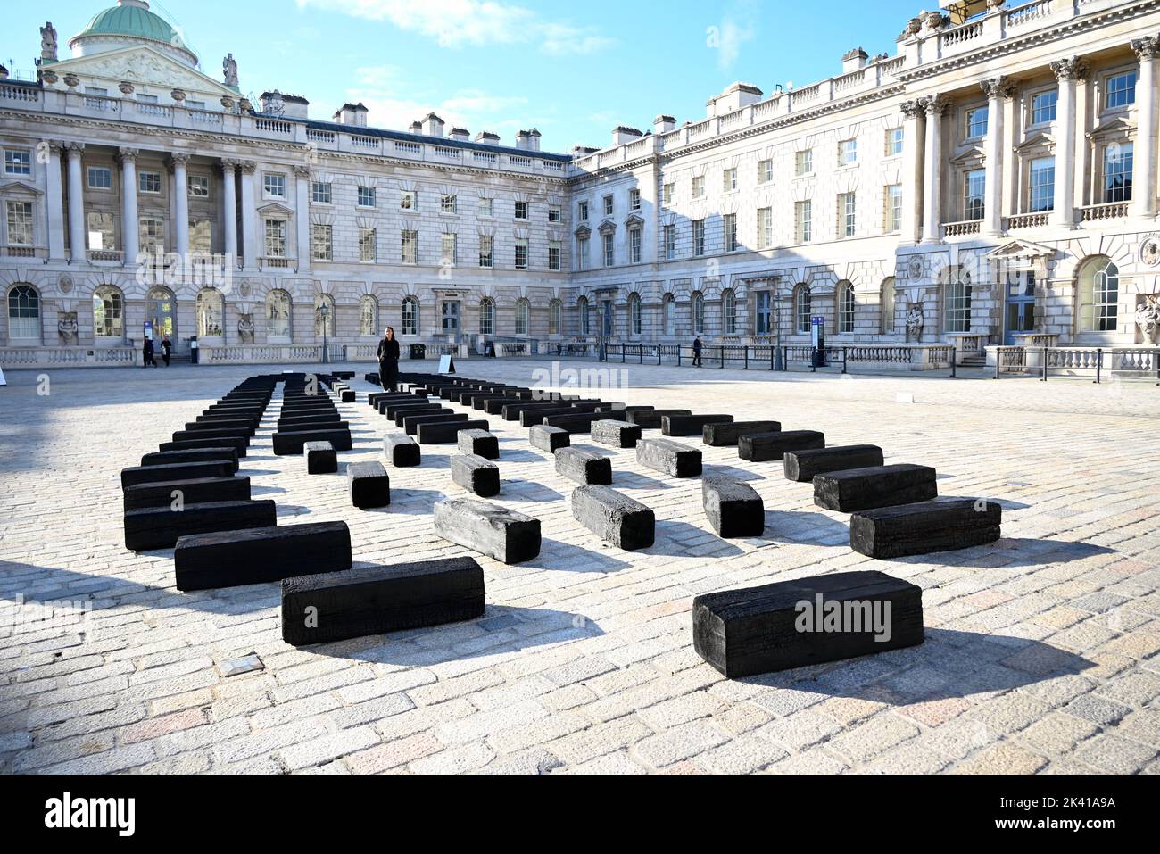 L'artiste interdisciplinaire Grada Kilomba apporte son installation acclamée par la critique O Barco/The Boat à Somerset House cet automne. Présentée au Royaume-Uni pour la première fois , la grande installation et la performance est spécialement présentée par Somerset House à l'occasion du 10th anniversaire de la Foire d'art contemporain africain de 1-54. Grada Kilomba est un artiste transdisciplinaire portugais basé à Berlin dont le travail tire sur la mémoire , traumatisme , genre et post-colonialisme ... Banque D'Images