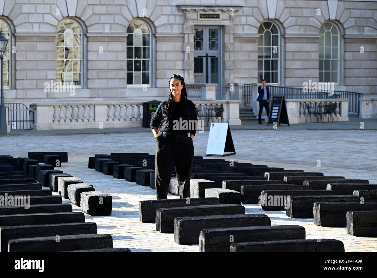L'artiste interdisciplinaire Grada Kilomba apporte son installation acclamée par la critique O Barco/The Boat à Somerset House cet automne. Présentée au Royaume-Uni pour la première fois , la grande installation et la performance est spécialement présentée par Somerset House à l'occasion du 10th anniversaire de la Foire d'art contemporain africain de 1-54. Grada Kilomba est un artiste transdisciplinaire portugais basé à Berlin dont le travail tire sur la mémoire , traumatisme , genre et post-colonialisme ... Banque D'Images