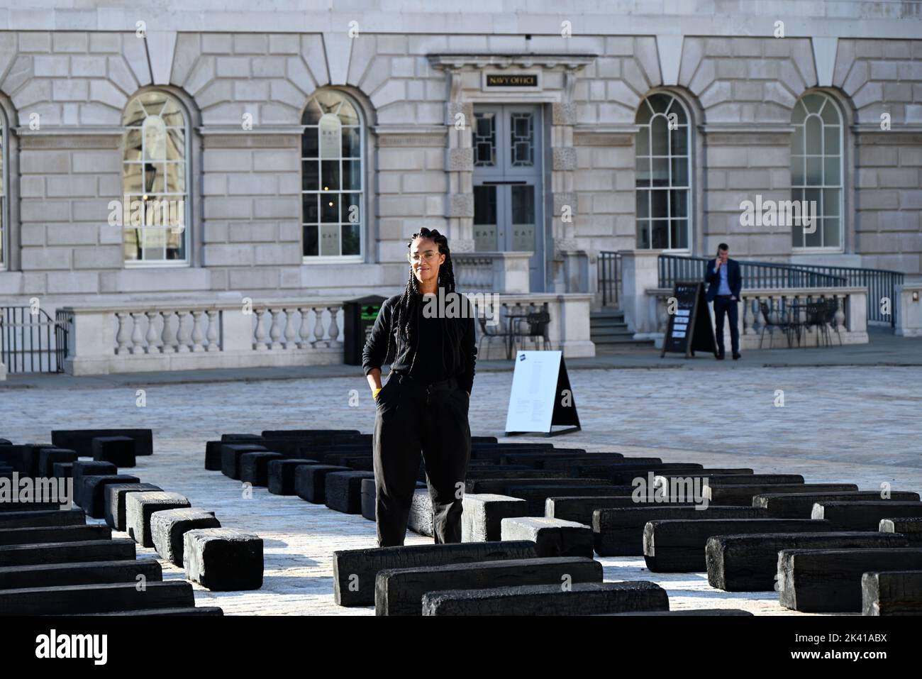 L'artiste interdisciplinaire Grada Kilomba apporte son installation acclamée par la critique O Barco/The Boat à Somerset House cet automne. Présentée au Royaume-Uni pour la première fois , la grande installation et la performance est spécialement présentée par Somerset House à l'occasion du 10th anniversaire de la Foire d'art contemporain africain de 1-54. Grada Kilomba est un artiste transdisciplinaire portugais basé à Berlin dont le travail tire sur la mémoire , traumatisme , genre et post-colonialisme ... Banque D'Images