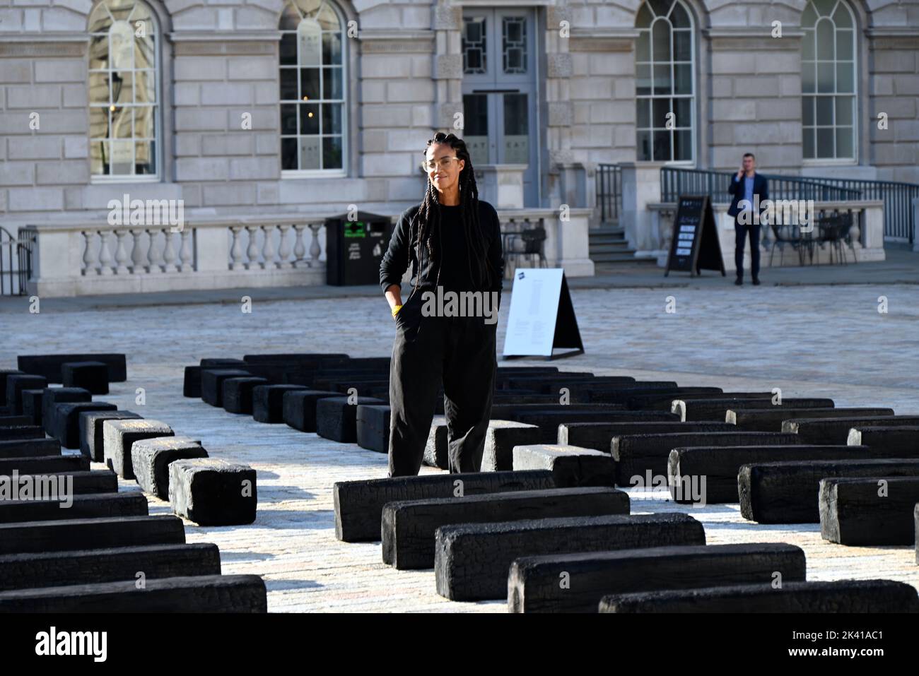 L'artiste interdisciplinaire Grada Kilomba apporte son installation acclamée par la critique O Barco/The Boat à Somerset House cet automne. Présentée au Royaume-Uni pour la première fois , la grande installation et la performance est spécialement présentée par Somerset House à l'occasion du 10th anniversaire de la Foire d'art contemporain africain de 1-54. Grada Kilomba est un artiste transdisciplinaire portugais basé à Berlin dont le travail tire sur la mémoire , traumatisme , genre et post-colonialisme ... Banque D'Images