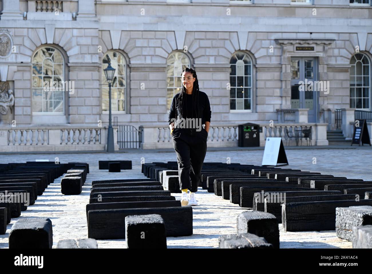 L'artiste interdisciplinaire Grada Kilomba apporte son installation acclamée par la critique O Barco/The Boat à Somerset House cet automne. Présentée au Royaume-Uni pour la première fois , la grande installation et la performance est spécialement présentée par Somerset House à l'occasion du 10th anniversaire de la Foire d'art contemporain africain de 1-54. Grada Kilomba est un artiste transdisciplinaire portugais basé à Berlin dont le travail tire sur la mémoire , traumatisme , genre et post-colonialisme ... Banque D'Images