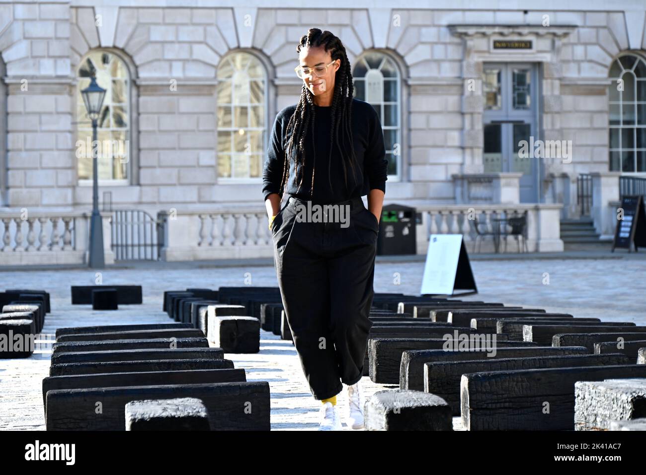 L'artiste interdisciplinaire Grada Kilomba apporte son installation acclamée par la critique O Barco/The Boat à Somerset House cet automne. Présentée au Royaume-Uni pour la première fois , la grande installation et la performance est spécialement présentée par Somerset House à l'occasion du 10th anniversaire de la Foire d'art contemporain africain de 1-54. Grada Kilomba est un artiste transdisciplinaire portugais basé à Berlin dont le travail tire sur la mémoire , traumatisme , genre et post-colonialisme ... Banque D'Images