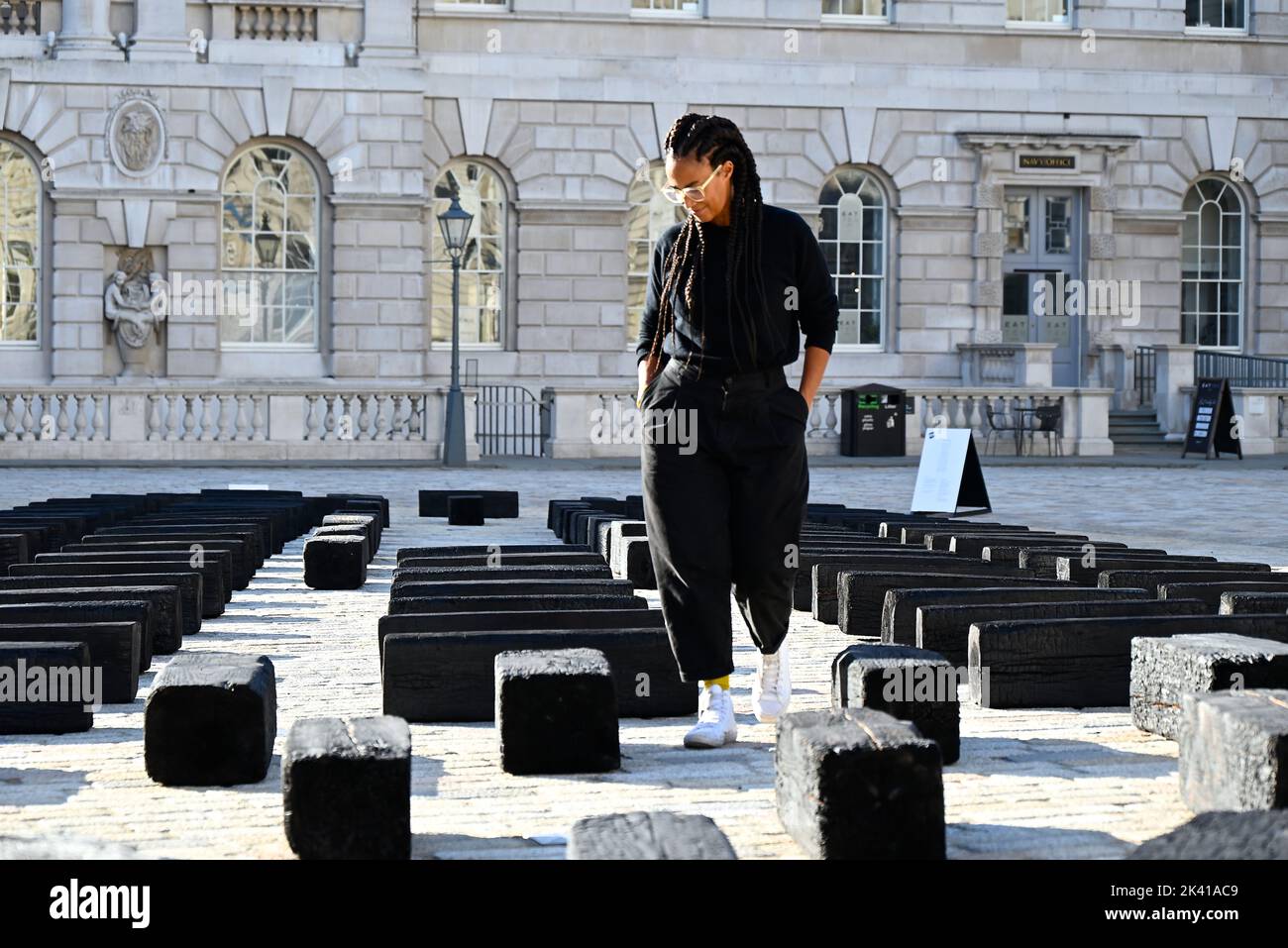 L'artiste interdisciplinaire Grada Kilomba apporte son installation acclamée par la critique O Barco/The Boat à Somerset House cet automne. Présentée au Royaume-Uni pour la première fois , la grande installation et la performance est spécialement présentée par Somerset House à l'occasion du 10th anniversaire de la Foire d'art contemporain africain de 1-54. Grada Kilomba est un artiste transdisciplinaire portugais basé à Berlin dont le travail tire sur la mémoire , traumatisme , genre et post-colonialisme ... Banque D'Images