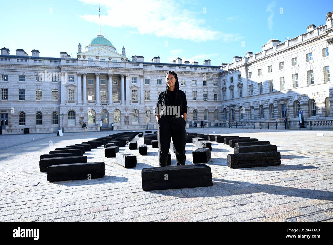 L'artiste interdisciplinaire Grada Kilomba apporte son installation acclamée par la critique O Barco/The Boat à Somerset House cet automne. Présentée au Royaume-Uni pour la première fois , la grande installation et la performance est spécialement présentée par Somerset House à l'occasion du 10th anniversaire de la Foire d'art contemporain africain de 1-54. Grada Kilomba est un artiste transdisciplinaire portugais basé à Berlin dont le travail tire sur la mémoire , traumatisme , genre et post-colonialisme ... Banque D'Images