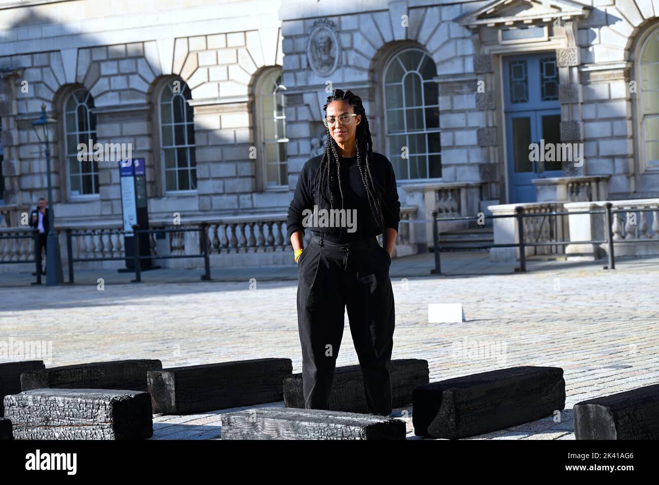 L'artiste interdisciplinaire Grada Kilomba apporte son installation acclamée par la critique O Barco/The Boat à Somerset House cet automne. Présentée au Royaume-Uni pour la première fois , la grande installation et la performance est spécialement présentée par Somerset House à l'occasion du 10th anniversaire de la Foire d'art contemporain africain de 1-54. Grada Kilomba est un artiste transdisciplinaire portugais basé à Berlin dont le travail tire sur la mémoire , traumatisme , genre et post-colonialisme ... Banque D'Images
