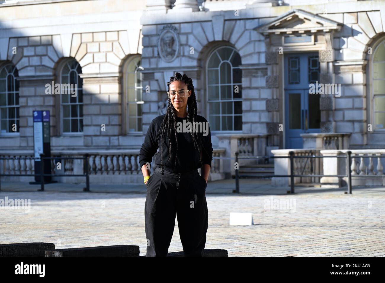 L'artiste interdisciplinaire Grada Kilomba apporte son installation acclamée par la critique O Barco/The Boat à Somerset House cet automne. Présentée au Royaume-Uni pour la première fois , la grande installation et la performance est spécialement présentée par Somerset House à l'occasion du 10th anniversaire de la Foire d'art contemporain africain de 1-54. Grada Kilomba est un artiste transdisciplinaire portugais basé à Berlin dont le travail tire sur la mémoire , traumatisme , genre et post-colonialisme ... Banque D'Images