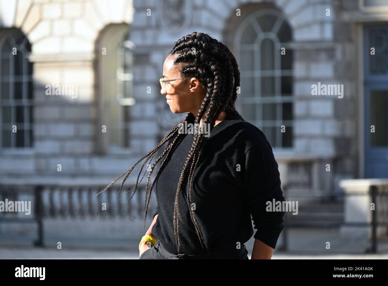 L'artiste interdisciplinaire Grada Kilomba apporte son installation acclamée par la critique O Barco/The Boat à Somerset House cet automne. Présentée au Royaume-Uni pour la première fois , la grande installation et la performance est spécialement présentée par Somerset House à l'occasion du 10th anniversaire de la Foire d'art contemporain africain de 1-54. Grada Kilomba est un artiste transdisciplinaire portugais basé à Berlin dont le travail tire sur la mémoire , traumatisme , genre et post-colonialisme ... Banque D'Images