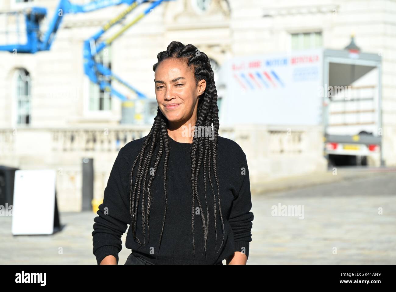L'artiste interdisciplinaire Grada Kilomba apporte son installation acclamée par la critique O Barco/The Boat à Somerset House cet automne. Présentée au Royaume-Uni pour la première fois , la grande installation et la performance est spécialement présentée par Somerset House à l'occasion du 10th anniversaire de la Foire d'art contemporain africain de 1-54. Grada Kilomba est un artiste transdisciplinaire portugais basé à Berlin dont le travail tire sur la mémoire , traumatisme , genre et post-colonialisme ... Banque D'Images