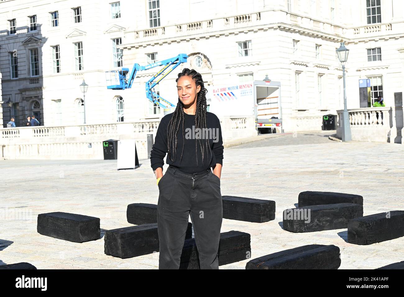 L'artiste interdisciplinaire Grada Kilomba apporte son installation acclamée par la critique O Barco/The Boat à Somerset House cet automne. Présentée au Royaume-Uni pour la première fois , la grande installation et la performance est spécialement présentée par Somerset House à l'occasion du 10th anniversaire de la Foire d'art contemporain africain de 1-54. Grada Kilomba est un artiste transdisciplinaire portugais basé à Berlin dont le travail tire sur la mémoire , traumatisme , genre et post-colonialisme ... Banque D'Images