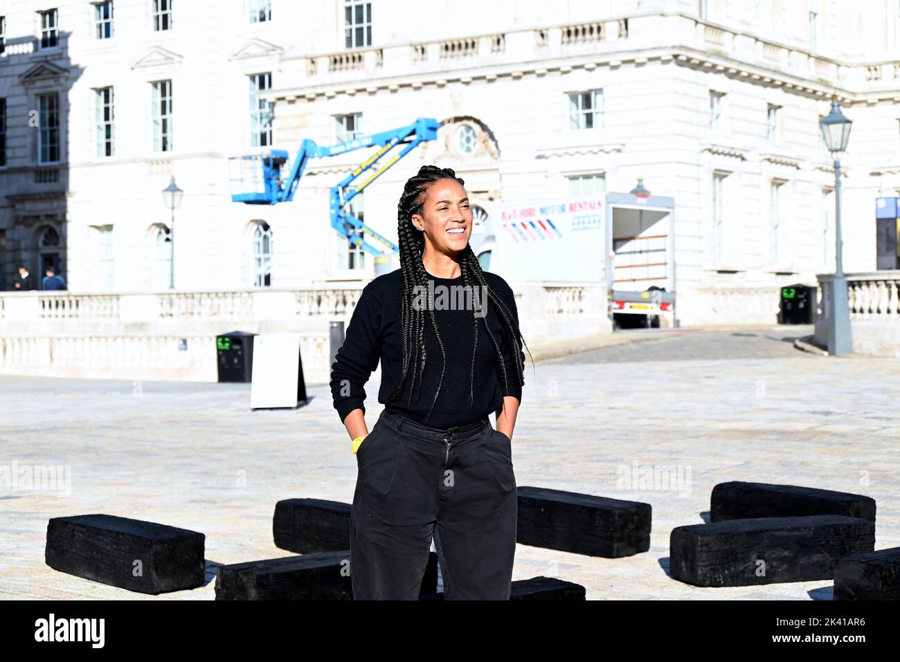 L'artiste interdisciplinaire Grada Kilomba apporte son installation acclamée par la critique O Barco/The Boat à Somerset House cet automne. Présentée au Royaume-Uni pour la première fois , la grande installation et la performance est spécialement présentée par Somerset House à l'occasion du 10th anniversaire de la Foire d'art contemporain africain de 1-54. Grada Kilomba est un artiste transdisciplinaire portugais basé à Berlin dont le travail tire sur la mémoire , traumatisme , genre et post-colonialisme ... Banque D'Images