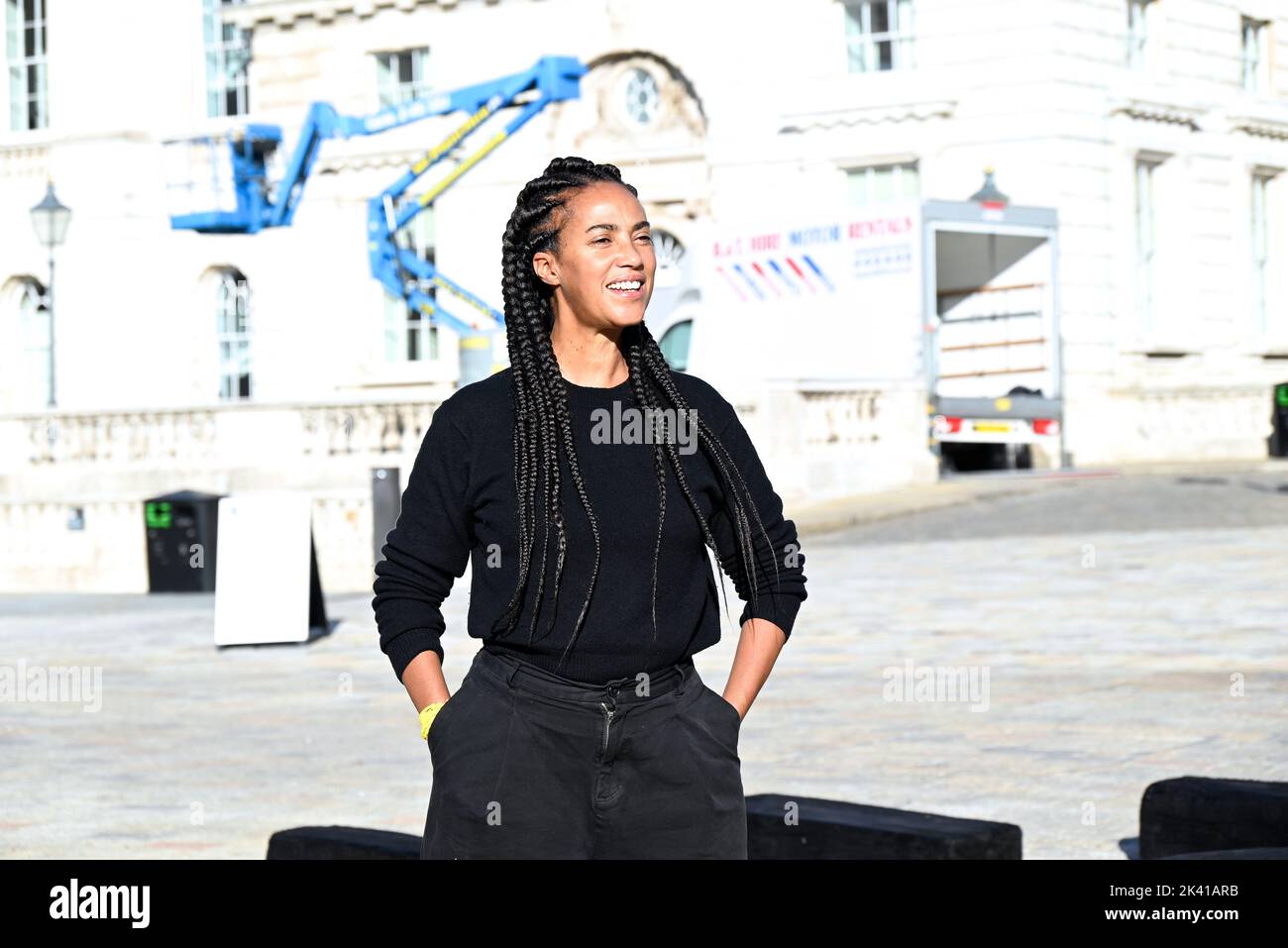 L'artiste interdisciplinaire Grada Kilomba apporte son installation acclamée par la critique O Barco/The Boat à Somerset House cet automne. Présentée au Royaume-Uni pour la première fois , la grande installation et la performance est spécialement présentée par Somerset House à l'occasion du 10th anniversaire de la Foire d'art contemporain africain de 1-54. Grada Kilomba est un artiste transdisciplinaire portugais basé à Berlin dont le travail tire sur la mémoire , traumatisme , genre et post-colonialisme ... Banque D'Images