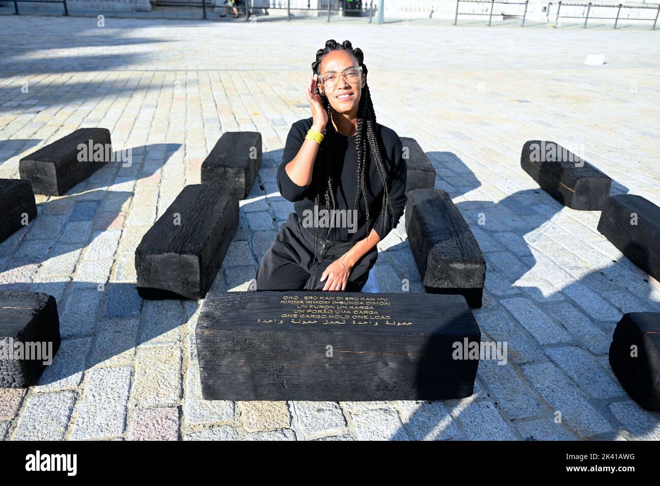 L'artiste interdisciplinaire Grada Kilomba apporte son installation acclamée par la critique O Barco/The Boat à Somerset House cet automne. Présentée au Royaume-Uni pour la première fois , la grande installation et la performance est spécialement présentée par Somerset House à l'occasion du 10th anniversaire de la Foire d'art contemporain africain de 1-54. Grada Kilomba est un artiste transdisciplinaire portugais basé à Berlin dont le travail tire sur la mémoire , traumatisme , genre et post-colonialisme ... Banque D'Images