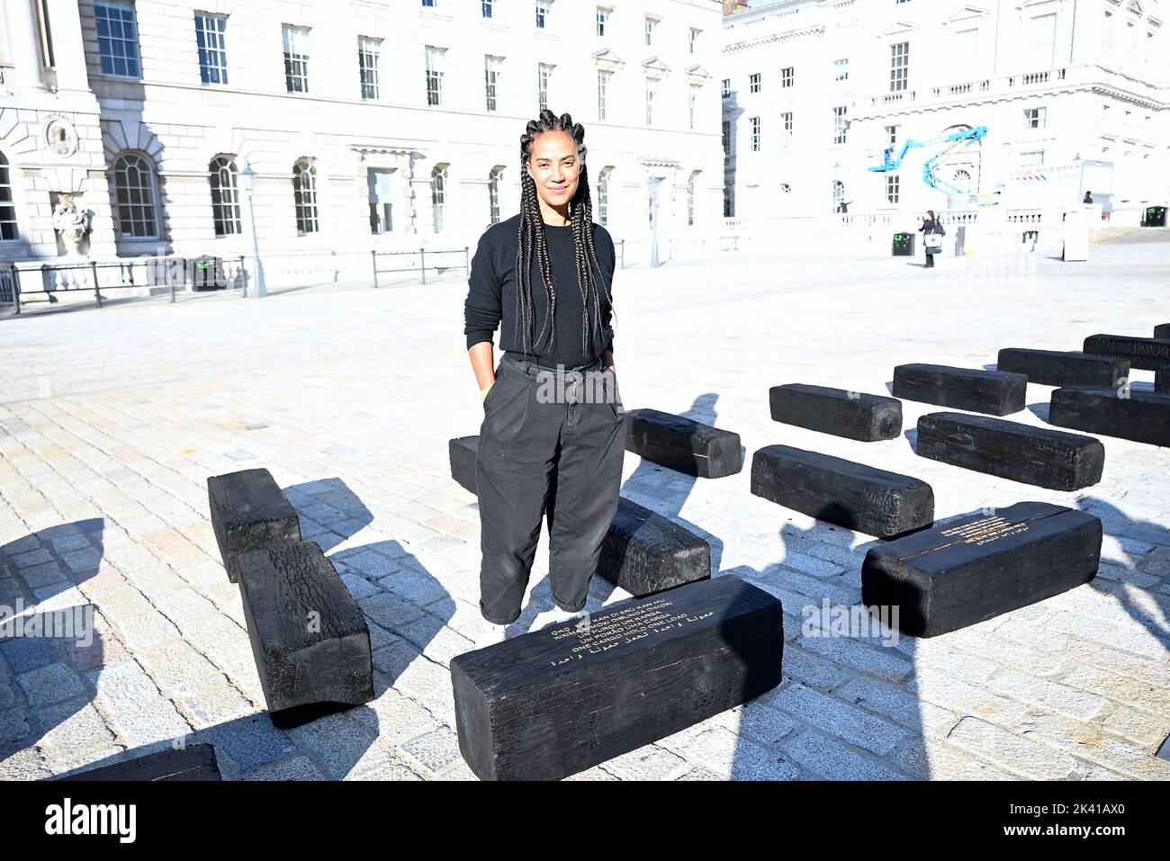L'artiste interdisciplinaire Grada Kilomba apporte son installation acclamée par la critique O Barco/The Boat à Somerset House cet automne. Présentée au Royaume-Uni pour la première fois , la grande installation et la performance est spécialement présentée par Somerset House à l'occasion du 10th anniversaire de la Foire d'art contemporain africain de 1-54. Grada Kilomba est un artiste transdisciplinaire portugais basé à Berlin dont le travail tire sur la mémoire , traumatisme , genre et post-colonialisme ... Banque D'Images