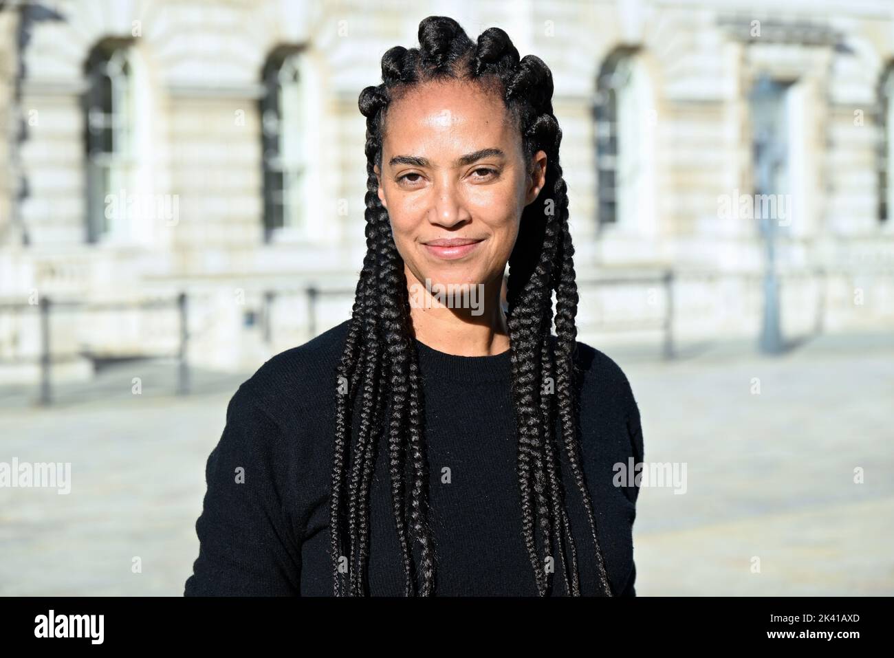 L'artiste interdisciplinaire Grada Kilomba apporte son installation acclamée par la critique O Barco/The Boat à Somerset House cet automne. Présentée au Royaume-Uni pour la première fois , la grande installation et la performance est spécialement présentée par Somerset House à l'occasion du 10th anniversaire de la Foire d'art contemporain africain de 1-54. Grada Kilomba est un artiste transdisciplinaire portugais basé à Berlin dont le travail tire sur la mémoire , traumatisme , genre et post-colonialisme ... Banque D'Images
