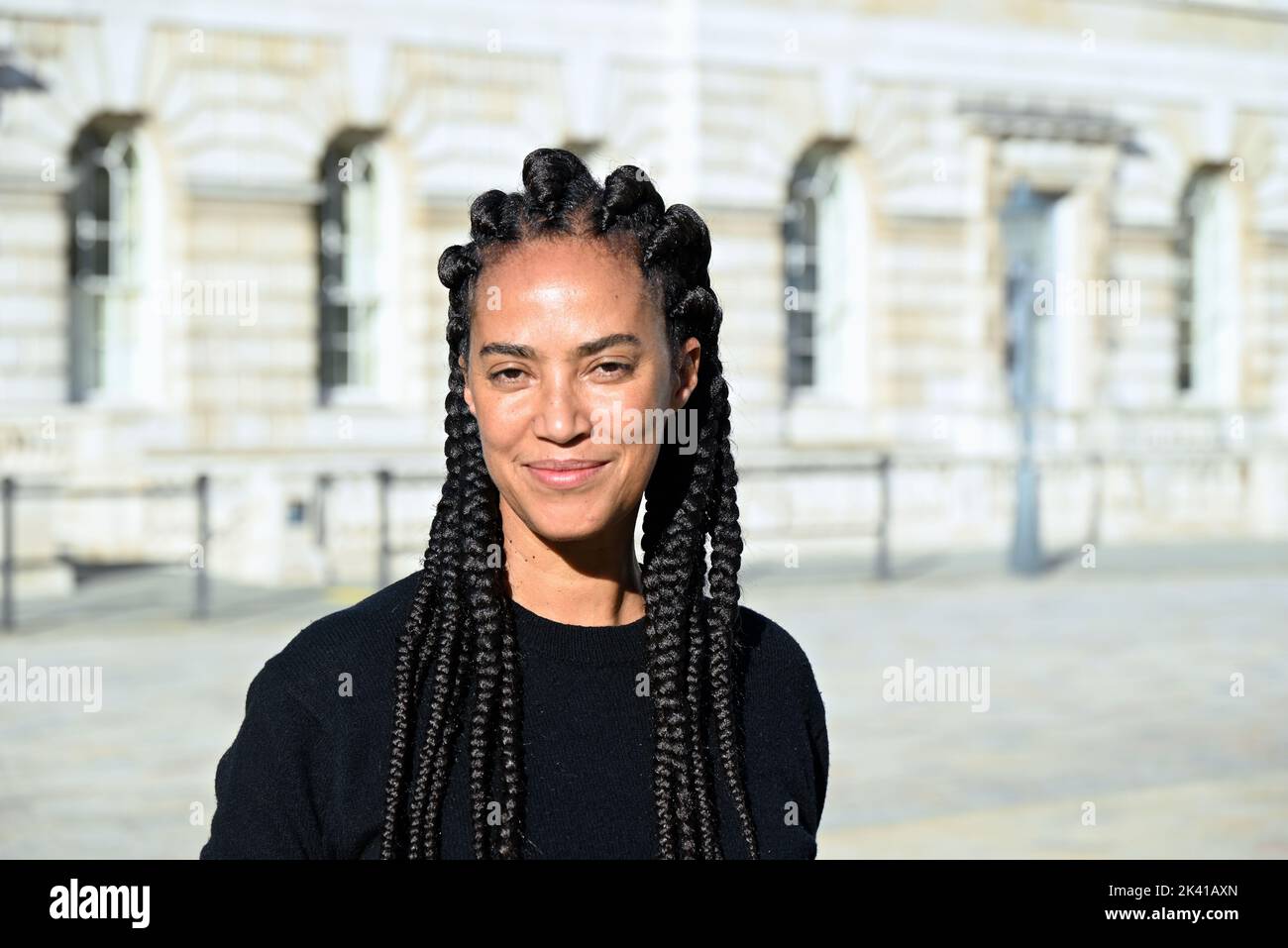 L'artiste interdisciplinaire Grada Kilomba apporte son installation acclamée par la critique O Barco/The Boat à Somerset House cet automne. Présentée au Royaume-Uni pour la première fois , la grande installation et la performance est spécialement présentée par Somerset House à l'occasion du 10th anniversaire de la Foire d'art contemporain africain de 1-54. Grada Kilomba est un artiste transdisciplinaire portugais basé à Berlin dont le travail tire sur la mémoire , traumatisme , genre et post-colonialisme ... Banque D'Images