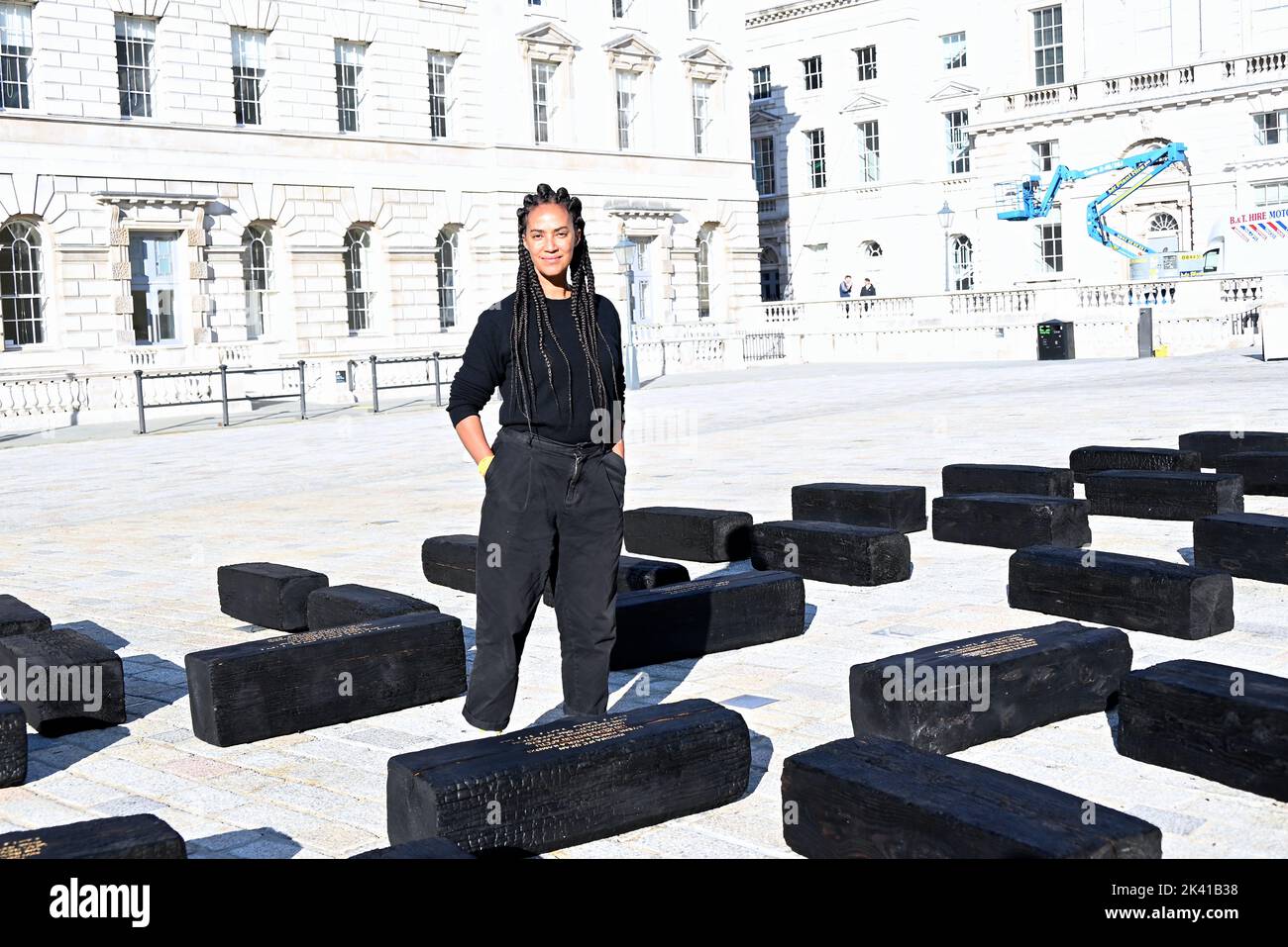 L'artiste interdisciplinaire Grada Kilomba apporte son installation acclamée par la critique O Barco/The Boat à Somerset House cet automne. Présentée au Royaume-Uni pour la première fois , la grande installation et la performance est spécialement présentée par Somerset House à l'occasion du 10th anniversaire de la Foire d'art contemporain africain de 1-54. Grada Kilomba est un artiste transdisciplinaire portugais basé à Berlin dont le travail tire sur la mémoire , traumatisme , genre et post-colonialisme ... Banque D'Images