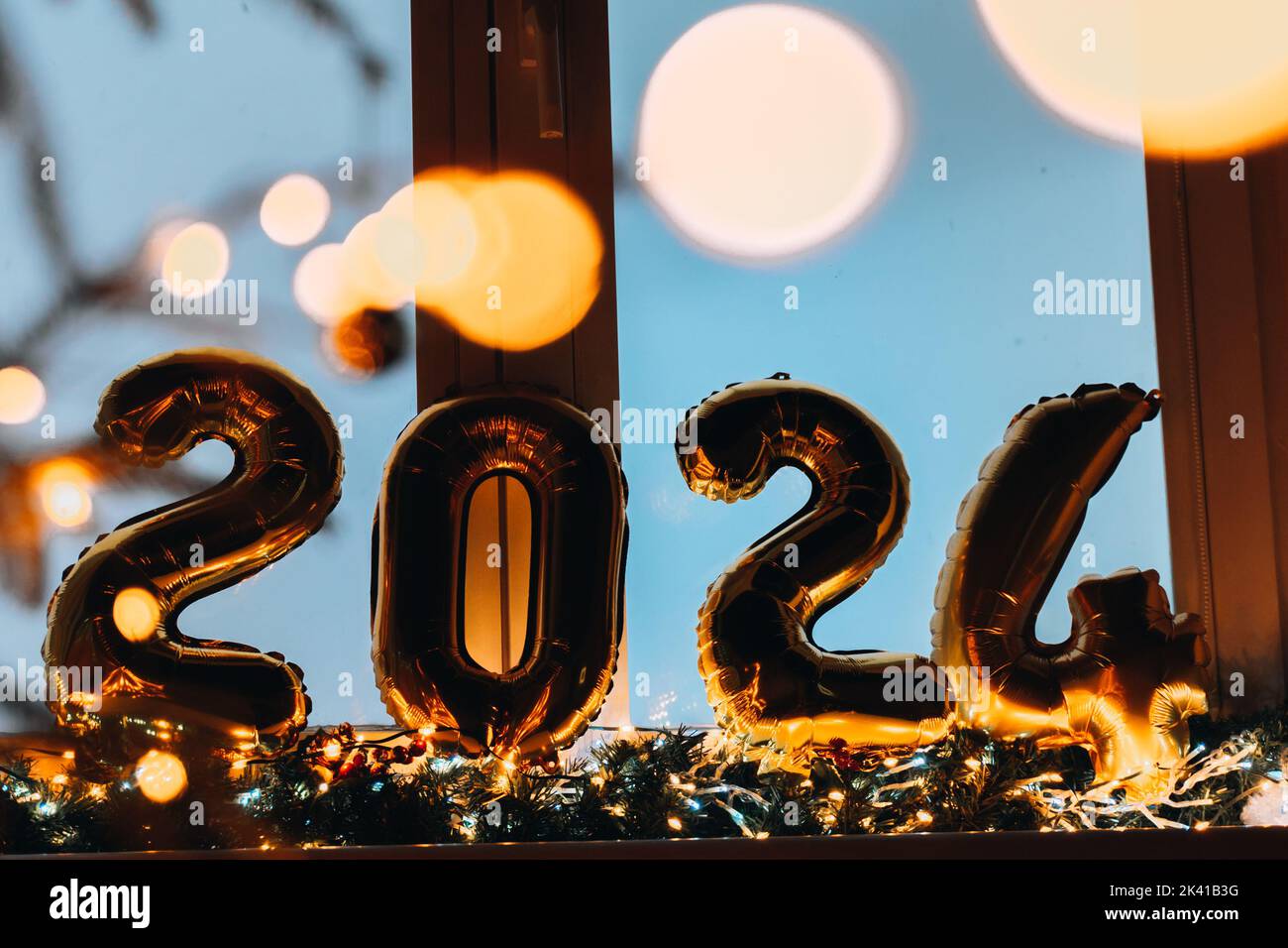 2025 ballons dorés sur le rebord bleu de la fenêtre. Célébration des