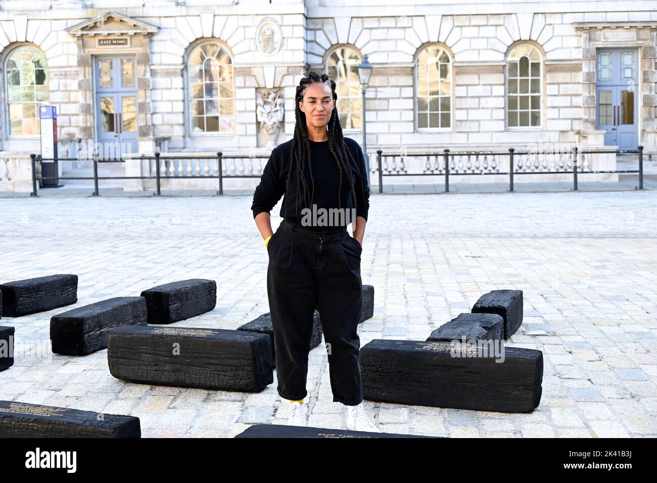L'artiste interdisciplinaire Grada Kilomba apporte son installation acclamée par la critique O Barco/The Boat à Somerset House cet automne. Présentée au Royaume-Uni pour la première fois , la grande installation et la performance est spécialement présentée par Somerset House à l'occasion du 10th anniversaire de la Foire d'art contemporain africain de 1-54. Grada Kilomba est un artiste transdisciplinaire portugais basé à Berlin dont le travail tire sur la mémoire , traumatisme , genre et post-colonialisme ... Banque D'Images