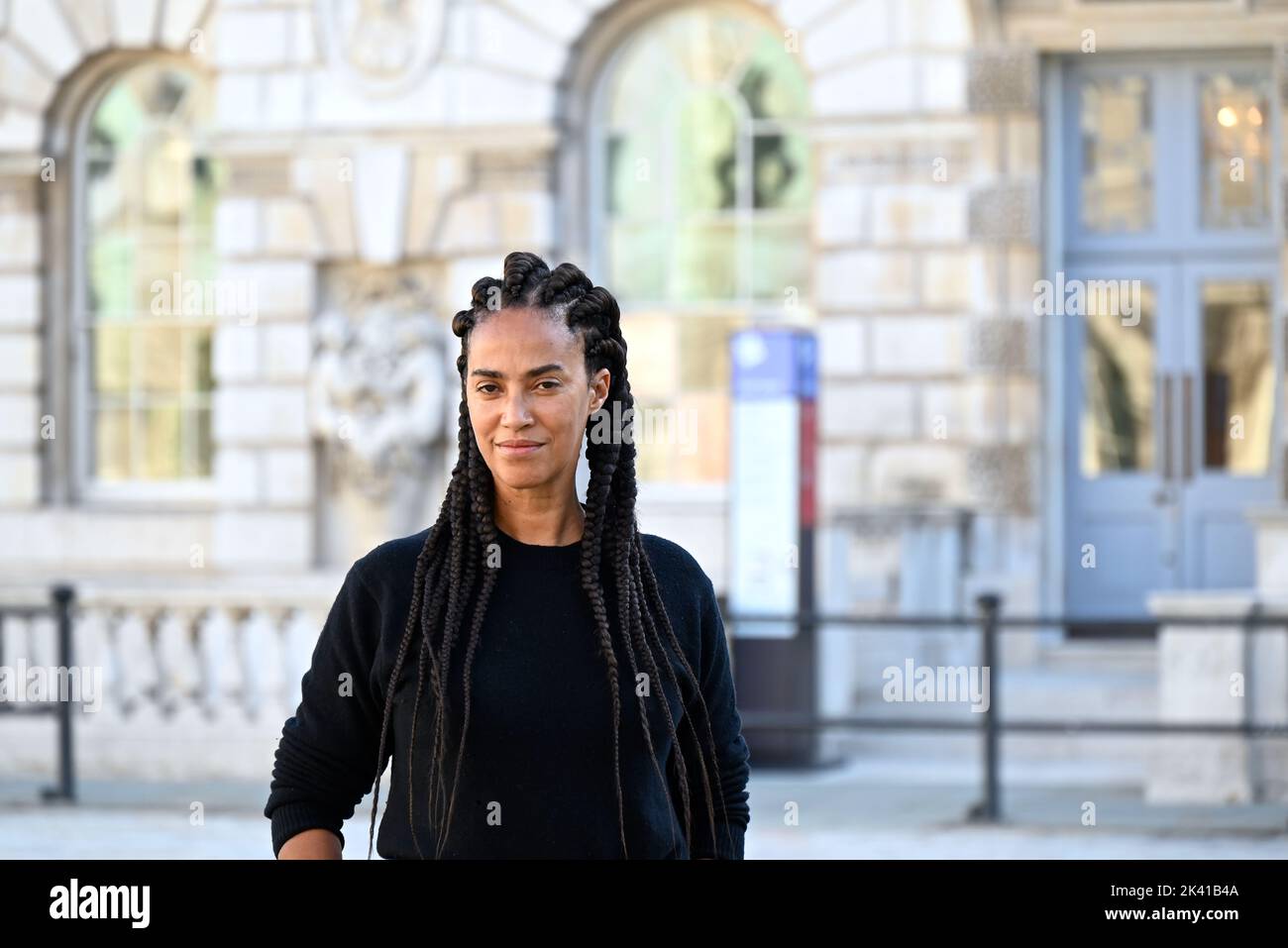 L'artiste interdisciplinaire Grada Kilomba apporte son installation acclamée par la critique O Barco/The Boat à Somerset House cet automne. Présentée au Royaume-Uni pour la première fois , la grande installation et la performance est spécialement présentée par Somerset House à l'occasion du 10th anniversaire de la Foire d'art contemporain africain de 1-54. Grada Kilomba est un artiste transdisciplinaire portugais basé à Berlin dont le travail tire sur la mémoire , traumatisme , genre et post-colonialisme ... Banque D'Images