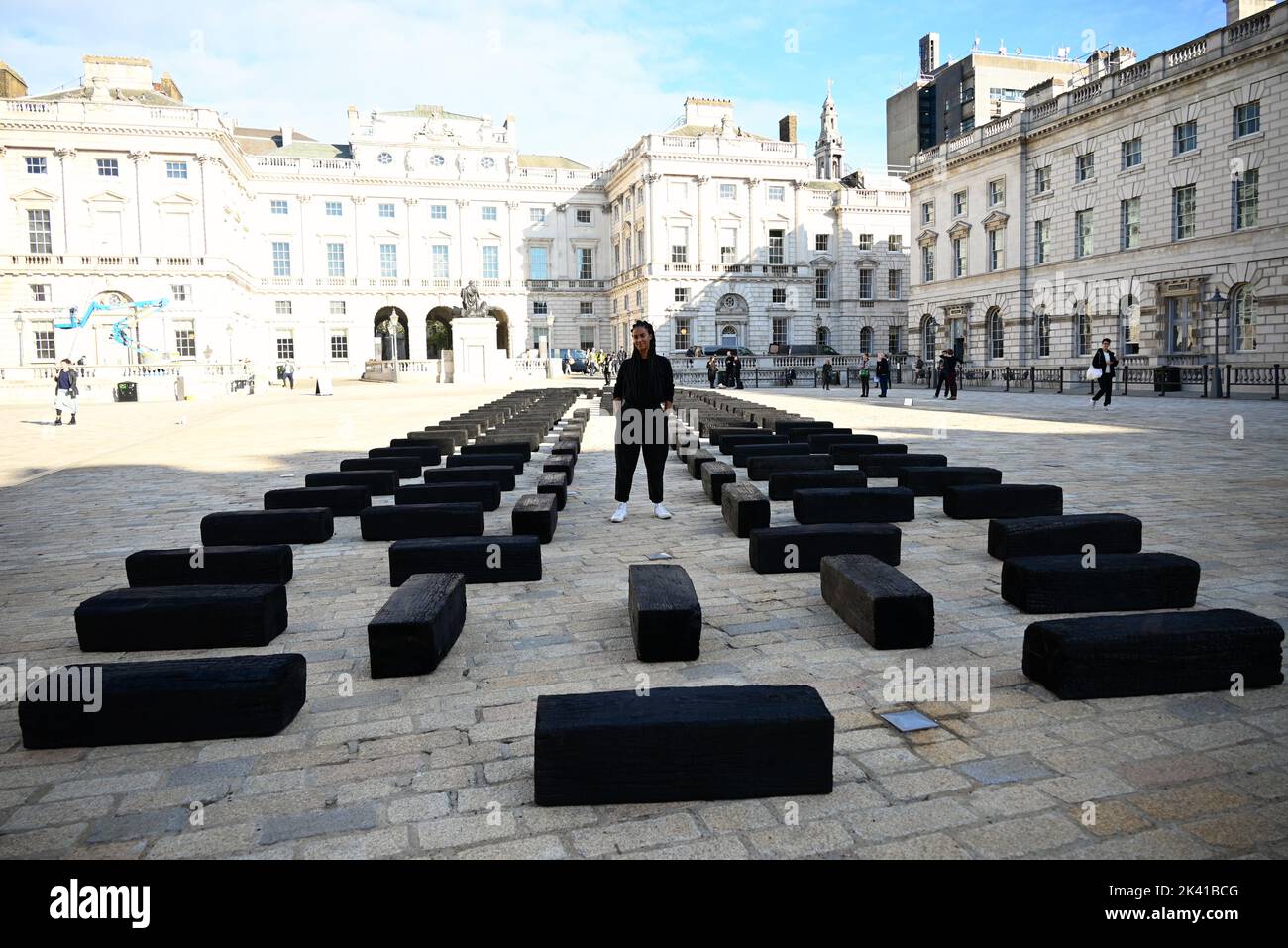 L'artiste interdisciplinaire Grada Kilomba apporte son installation acclamée par la critique O Barco/The Boat à Somerset House cet automne. Présentée au Royaume-Uni pour la première fois , la grande installation et la performance est spécialement présentée par Somerset House à l'occasion du 10th anniversaire de la Foire d'art contemporain africain de 1-54. Grada Kilomba est un artiste transdisciplinaire portugais basé à Berlin dont le travail tire sur la mémoire , traumatisme , genre et post-colonialisme ... Banque D'Images