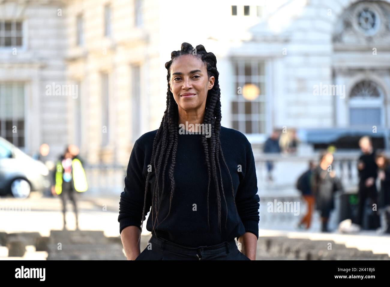 L'artiste interdisciplinaire Grada Kilomba apporte son installation acclamée par la critique O Barco/The Boat à Somerset House cet automne. Présentée au Royaume-Uni pour la première fois , la grande installation et la performance est spécialement présentée par Somerset House à l'occasion du 10th anniversaire de la Foire d'art contemporain africain de 1-54. Grada Kilomba est un artiste transdisciplinaire portugais basé à Berlin dont le travail tire sur la mémoire , traumatisme , genre et post-colonialisme ... Banque D'Images