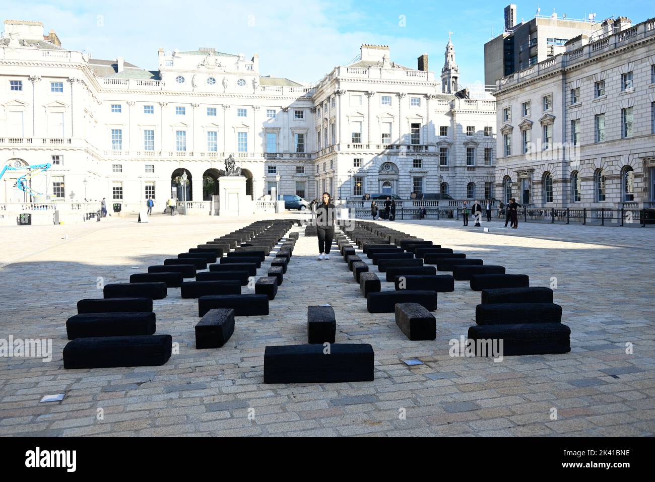 L'artiste interdisciplinaire Grada Kilomba apporte son installation acclamée par la critique O Barco/The Boat à Somerset House cet automne. Présentée au Royaume-Uni pour la première fois , la grande installation et la performance est spécialement présentée par Somerset House à l'occasion du 10th anniversaire de la Foire d'art contemporain africain de 1-54. Grada Kilomba est un artiste transdisciplinaire portugais basé à Berlin dont le travail tire sur la mémoire , traumatisme , genre et post-colonialisme ... Banque D'Images
