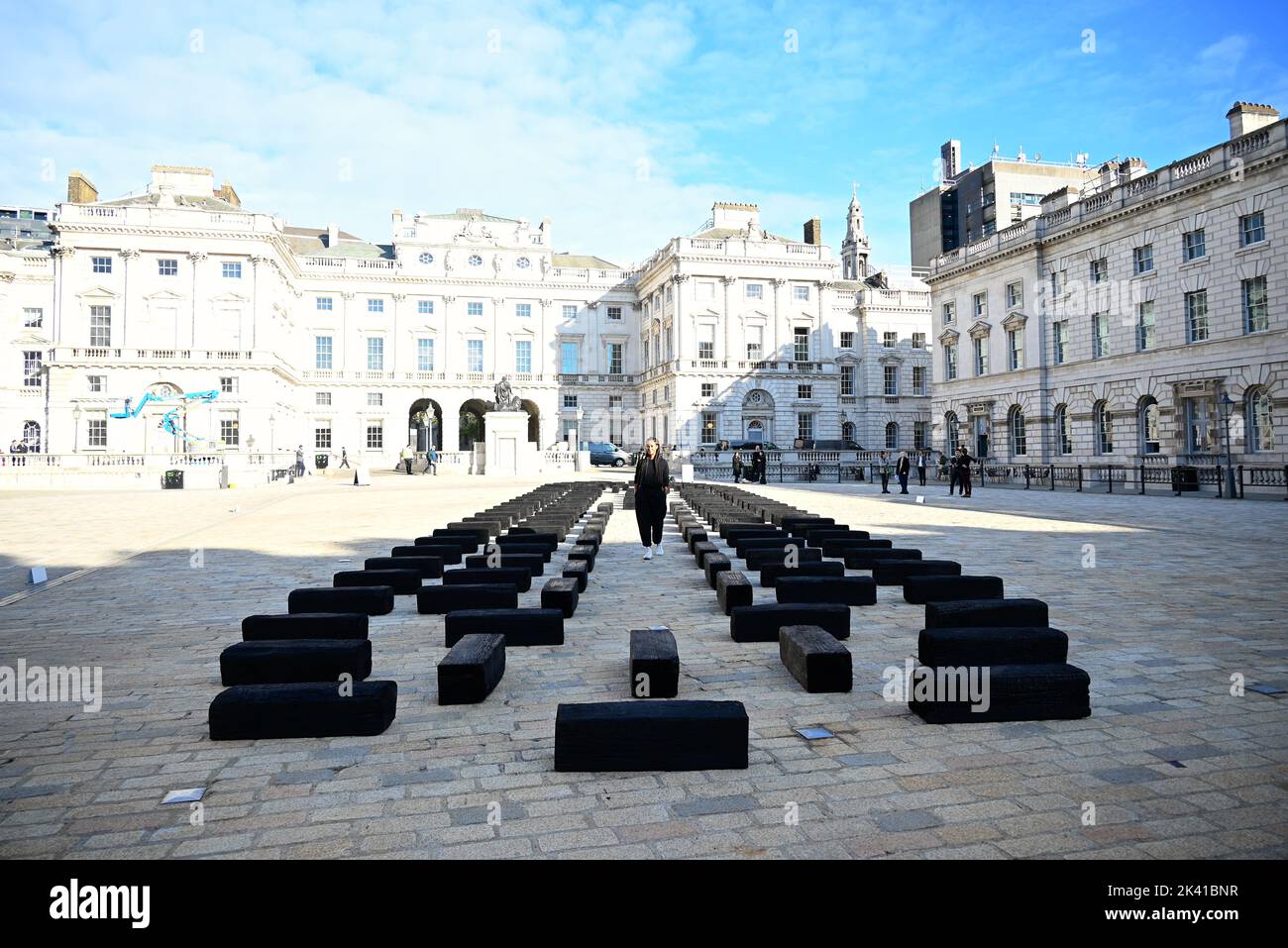 L'artiste interdisciplinaire Grada Kilomba apporte son installation acclamée par la critique O Barco/The Boat à Somerset House cet automne. Présentée au Royaume-Uni pour la première fois , la grande installation et la performance est spécialement présentée par Somerset House à l'occasion du 10th anniversaire de la Foire d'art contemporain africain de 1-54. Grada Kilomba est un artiste transdisciplinaire portugais basé à Berlin dont le travail tire sur la mémoire , traumatisme , genre et post-colonialisme ... Banque D'Images