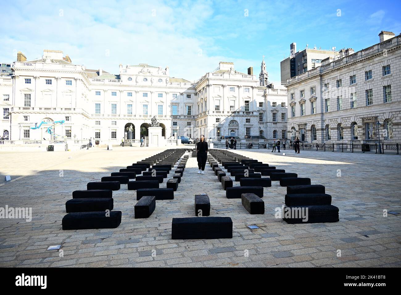 L'artiste interdisciplinaire Grada Kilomba apporte son installation acclamée par la critique O Barco/The Boat à Somerset House cet automne. Présentée au Royaume-Uni pour la première fois , la grande installation et la performance est spécialement présentée par Somerset House à l'occasion du 10th anniversaire de la Foire d'art contemporain africain de 1-54. Grada Kilomba est un artiste transdisciplinaire portugais basé à Berlin dont le travail tire sur la mémoire , traumatisme , genre et post-colonialisme ... Banque D'Images