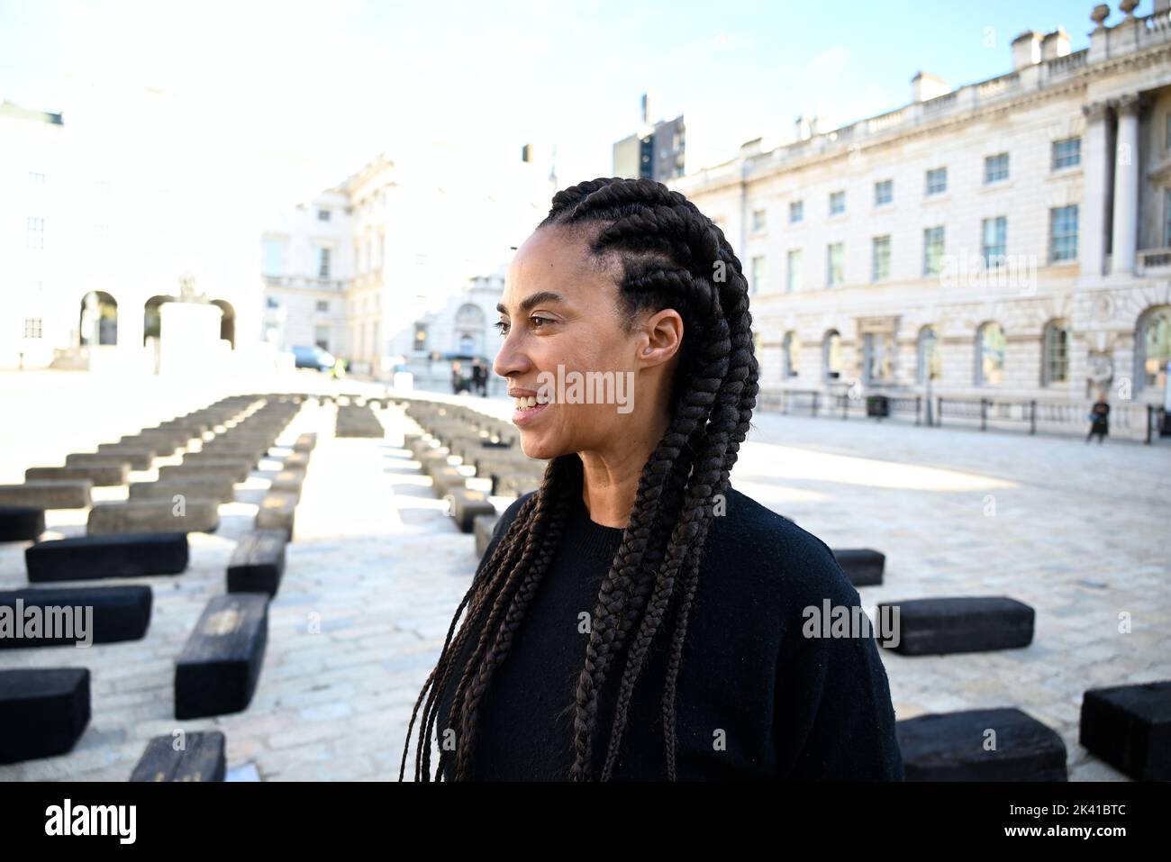 L'artiste interdisciplinaire Grada Kilomba apporte son installation acclamée par la critique O Barco/The Boat à Somerset House cet automne. Présentée au Royaume-Uni pour la première fois , la grande installation et la performance est spécialement présentée par Somerset House à l'occasion du 10th anniversaire de la Foire d'art contemporain africain de 1-54. Grada Kilomba est un artiste transdisciplinaire portugais basé à Berlin dont le travail tire sur la mémoire , traumatisme , genre et post-colonialisme ... Banque D'Images