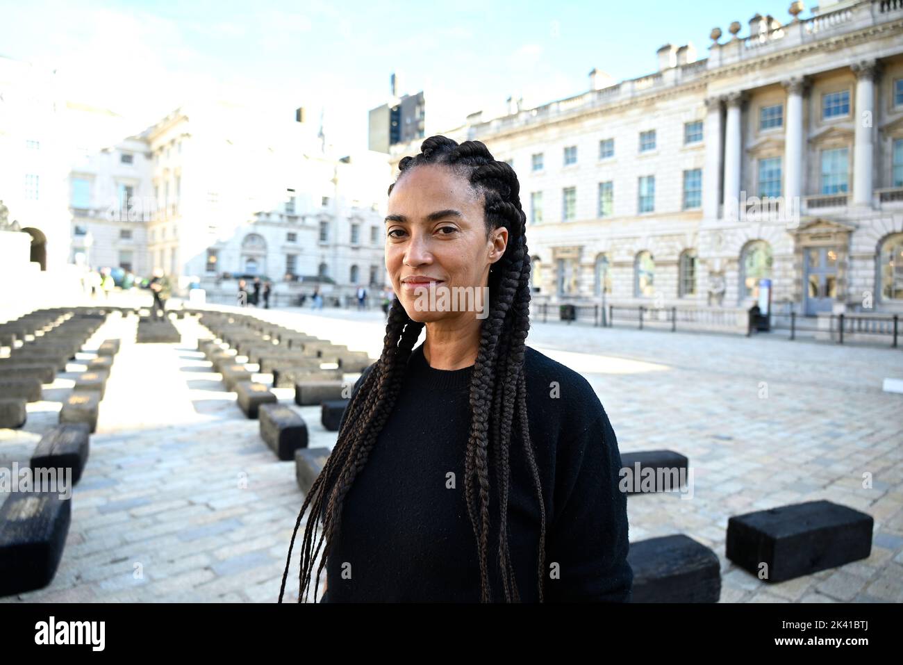 L'artiste interdisciplinaire Grada Kilomba apporte son installation acclamée par la critique O Barco/The Boat à Somerset House cet automne. Présentée au Royaume-Uni pour la première fois , la grande installation et la performance est spécialement présentée par Somerset House à l'occasion du 10th anniversaire de la Foire d'art contemporain africain de 1-54. Grada Kilomba est un artiste transdisciplinaire portugais basé à Berlin dont le travail tire sur la mémoire , traumatisme , genre et post-colonialisme ... Banque D'Images