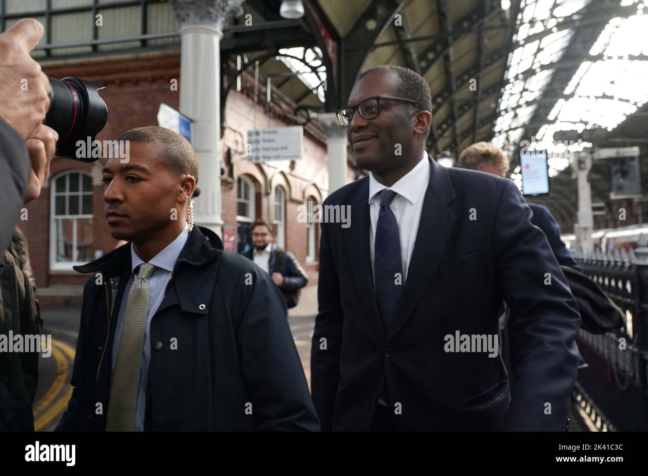 Le Chancelier Kwasi Kwarteng (à droite) arrive à la gare de Darlington pour visiter les entreprises locales. Date de la photo: Jeudi 29 septembre 2022. Banque D'Images