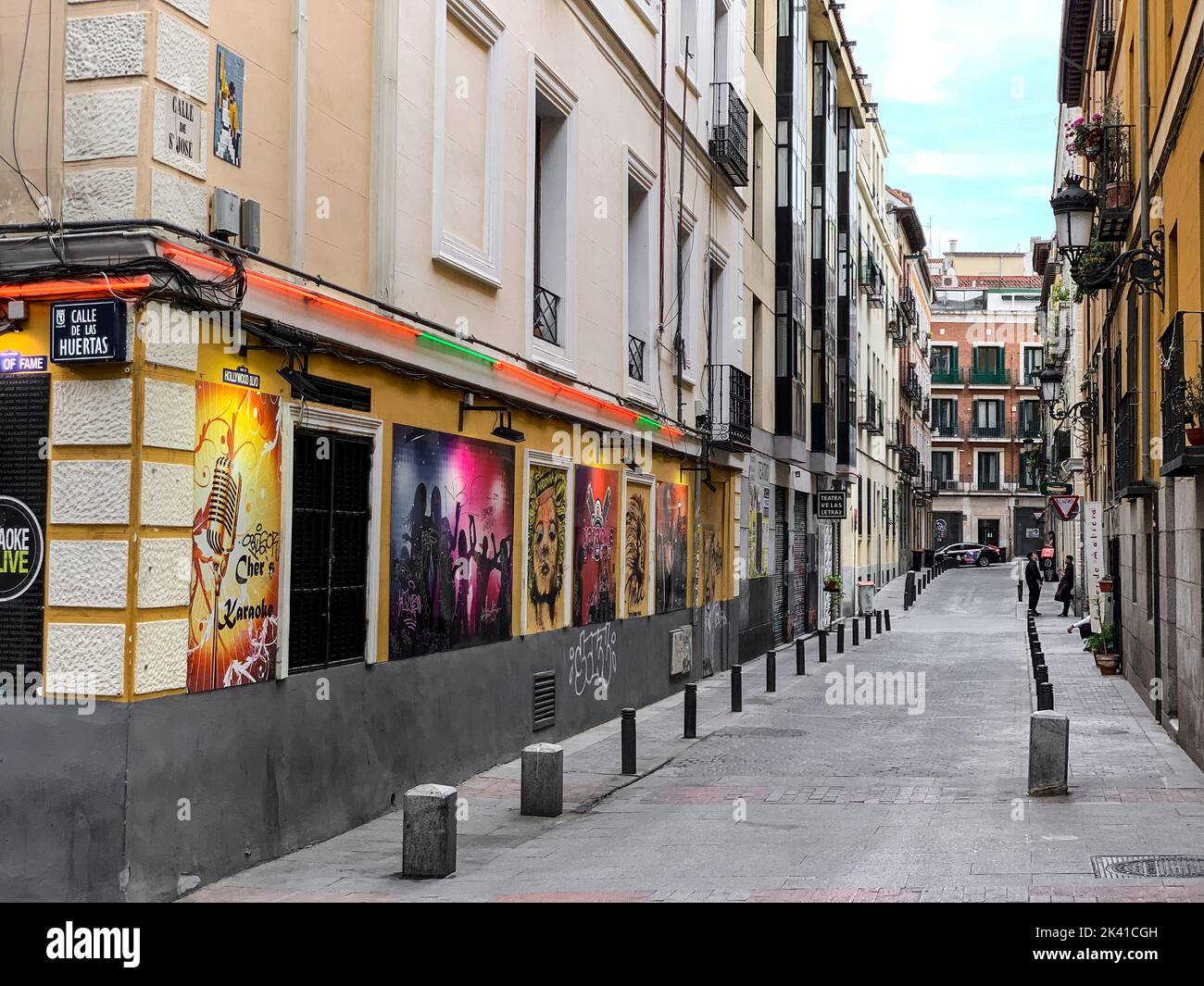 Espagne, Madrid. Street Scene, Side Street à la sortie de la Calle de las Huertas. Banque D'Images
