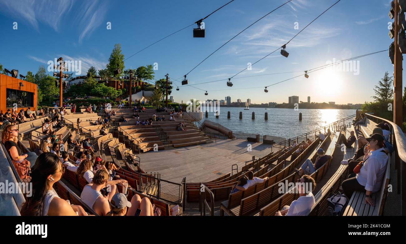 New York, parc public de Little Island au coucher du soleil. Parc surélevé avec amphithéâtre au Hudson River Park (Pier 55), West Village, Manhattan Banque D'Images