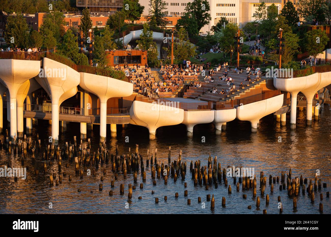 New York, parc public de Little Island au coucher du soleil. Parc surélevé avec amphithéâtre Hudson River Park (Pier 55), West Village, Manhattan Banque D'Images