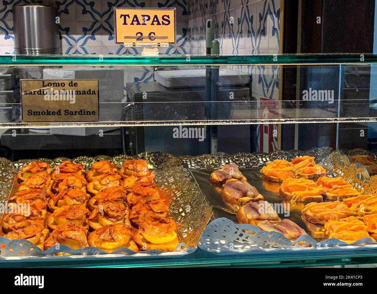 Espagne, Madrid. Tapas de sardines fumées et saumon dans le marché de San Miguel. Banque D'Images