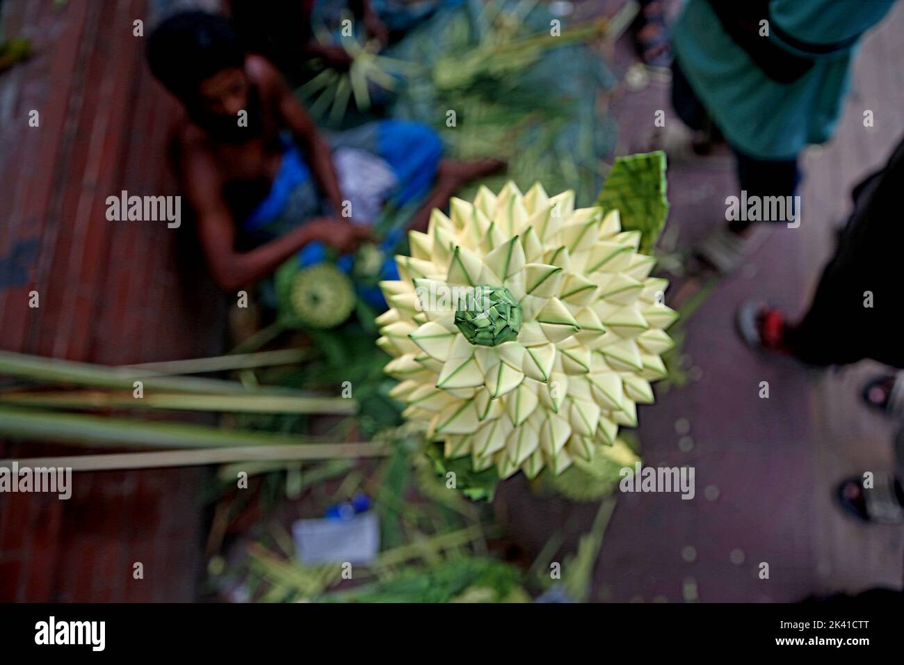 Artisanat sous forme de fleurs, d'arbres et d'autres formes faites de feuilles de palmier. Swapan, et ses assistants, Milan et Ripon, ont utilisé ce talent Banque D'Images