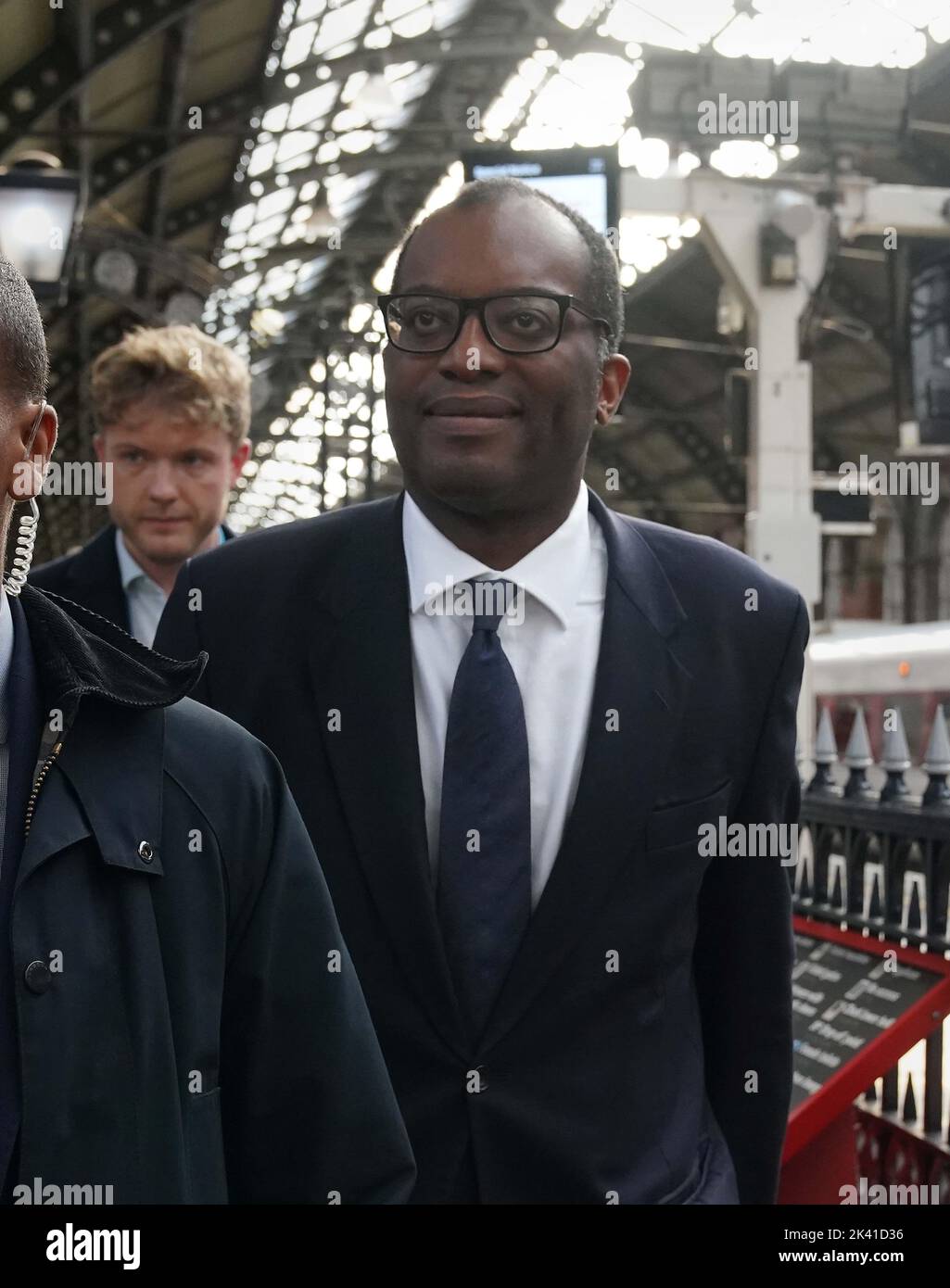 Le Chancelier Kwasi Kwarteng arrive à la gare de Darlington pour visiter les entreprises locales. Date de la photo: Jeudi 29 septembre 2022. Banque D'Images