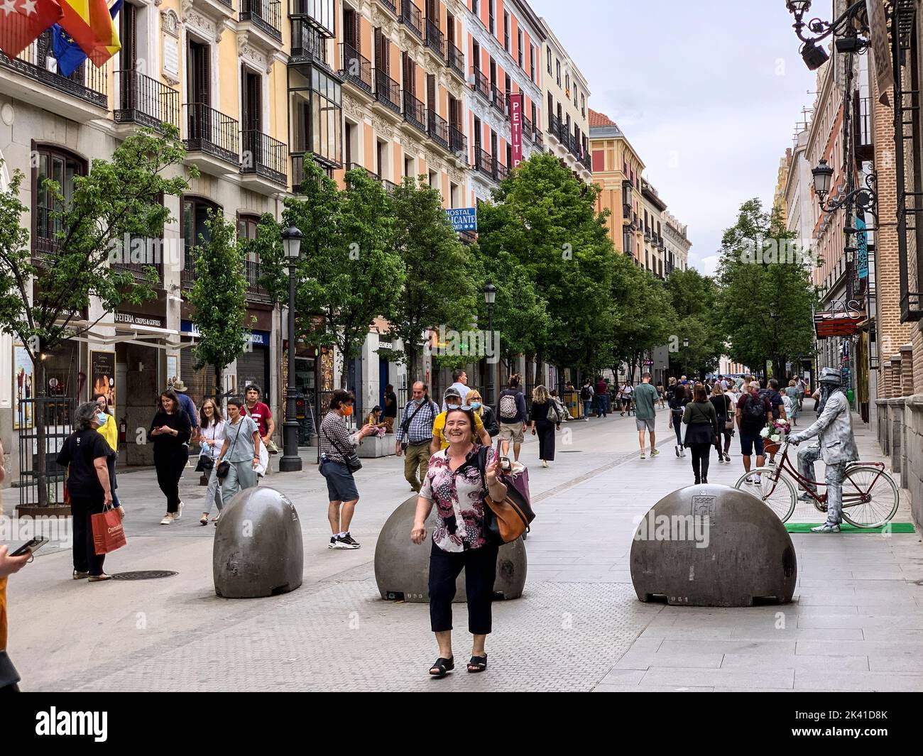 Espagne, Madrid. Calle de Arenal Street Scene. Banque D'Images