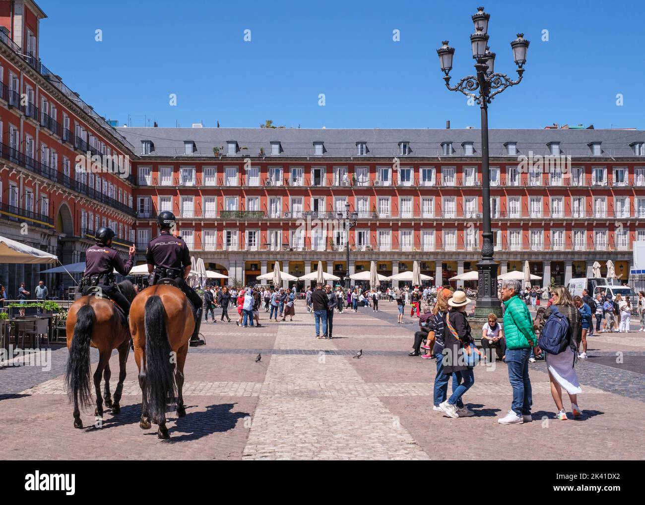 Espagne, Madrid. Police de patrouille à cheval sur la Plaza Mayor. Banque D'Images
