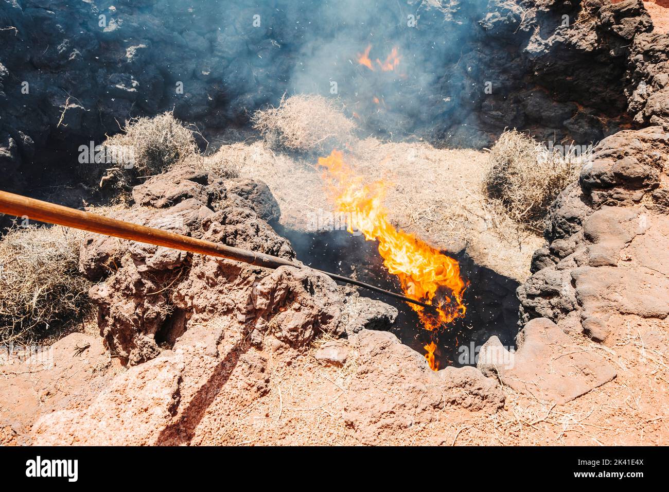 Un trou dans le sol brûlant à cause de la chaleur volcanique, Parc national de Timanfaya, Lanzarote, îles Canaries, Espagne Banque D'Images