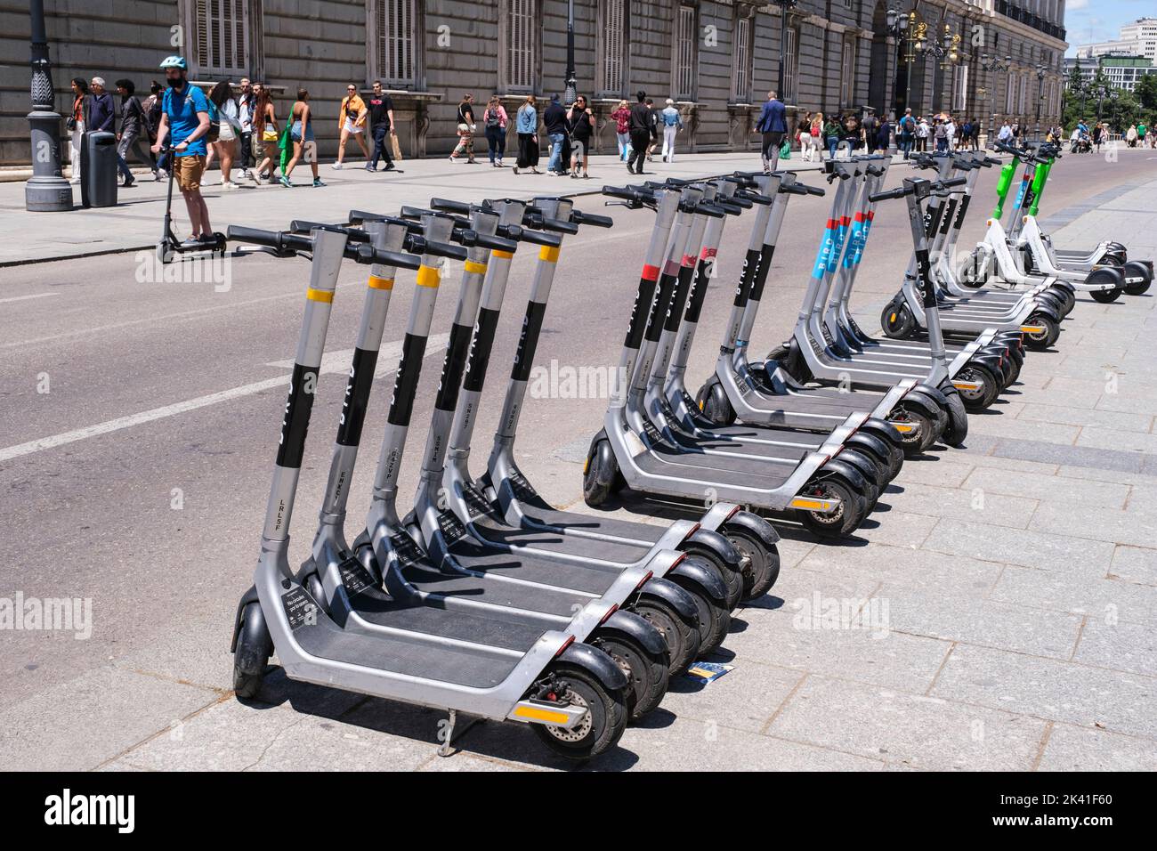 Espagne, Madrid. Location de scooters motorisés, en face du Palais Royal. Banque D'Images