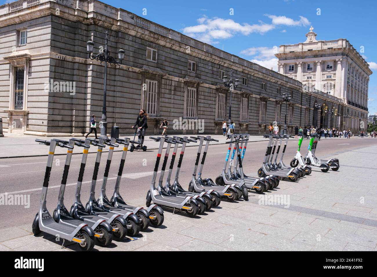 Espagne, Madrid. Location de scooters motorisés, en face du Palais Royal. Banque D'Images