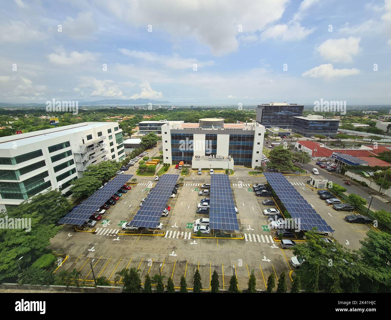 Managua, Nicaragua - 23 septembre 2022 : parking avec panneaux solaires dans le centre d'affaires de la ville de Managua Banque D'Images